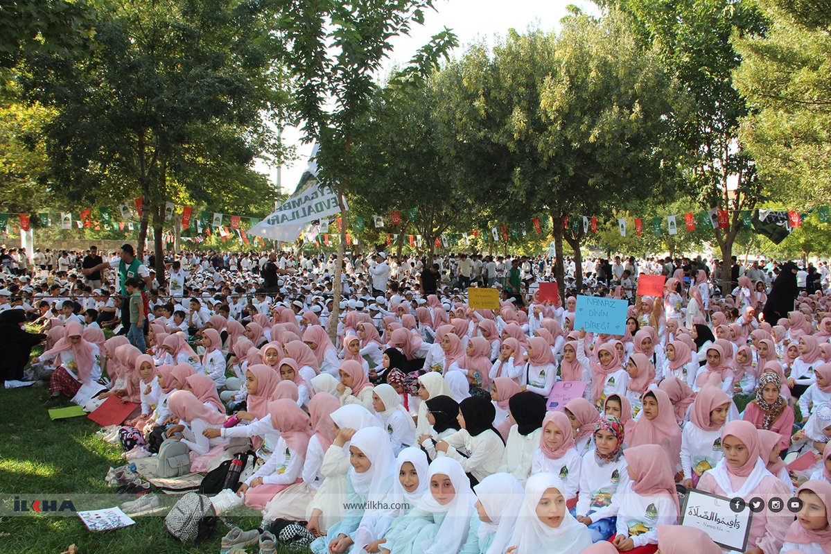 ilkeHaberAjansi's tweet photo. Peygamber Sevdalıları: Hedefimiz, namaz kılan bir nesil yetiştirmek

🕌 Peygamber Sevdalıları Vakfı tarafından her yıl Türkiye genelinde düzenlenen ve 7-15 yaş arasındaki kız ve erkek çocuğun namazla tanışmasına vesile olan "Hayat Namazla Güzeldir" etkinlikleri tamamlandı

💕 Binlerce çocuğun katıldığı etkinliklerde çocuklara namaz ibadeti öğretilirken namaz sevgisinin de aşılanması hedefleniyor. Yoğun ilgi gören etkinlikler, bölge halkı tarafından takdirle karşılanıyor

📣 Peygamber Sevdalıları Vakfı Genel Başkanı Molla Beşir Şimşek, çocuklara namazı ve Peygamber Efendimiz'in güzel ahlakını öğretmeyi, ibadet eden ve alnı secdeli bir nesil yetiştirmeyi hedeflediklerini belirtti

📌 "Toplumun bir an önce yaratılış fıtratına döndürülmesi gerektiğine inanıyoruz"

📌 "Çocuklarımızın beynine ve kalbine Allah aşkını ve Peygamber sevgisini yerleştirmeliyiz"

📌 "Namazsız bir hayat dünyada zillet, ahirette ise azaptır" ⤵️

https://t.co/qyJbmRakGc