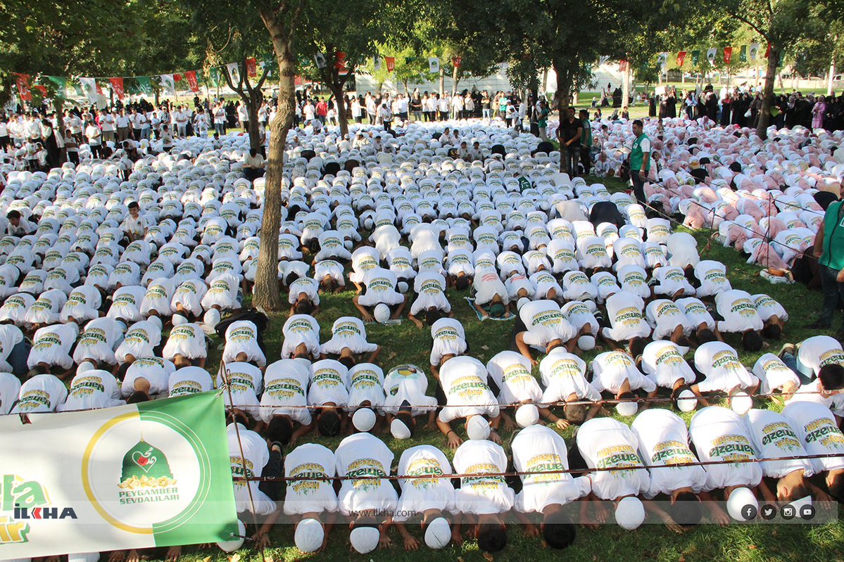 ilkeHaberAjansi's tweet photo. Peygamber Sevdalıları: Hedefimiz, namaz kılan bir nesil yetiştirmek

🕌 Peygamber Sevdalıları Vakfı tarafından her yıl Türkiye genelinde düzenlenen ve 7-15 yaş arasındaki kız ve erkek çocuğun namazla tanışmasına vesile olan "Hayat Namazla Güzeldir" etkinlikleri tamamlandı

💕 Binlerce çocuğun katıldığı etkinliklerde çocuklara namaz ibadeti öğretilirken namaz sevgisinin de aşılanması hedefleniyor. Yoğun ilgi gören etkinlikler, bölge halkı tarafından takdirle karşılanıyor

📣 Peygamber Sevdalıları Vakfı Genel Başkanı Molla Beşir Şimşek, çocuklara namazı ve Peygamber Efendimiz'in güzel ahlakını öğretmeyi, ibadet eden ve alnı secdeli bir nesil yetiştirmeyi hedeflediklerini belirtti

📌 "Toplumun bir an önce yaratılış fıtratına döndürülmesi gerektiğine inanıyoruz"

📌 "Çocuklarımızın beynine ve kalbine Allah aşkını ve Peygamber sevgisini yerleştirmeliyiz"

📌 "Namazsız bir hayat dünyada zillet, ahirette ise azaptır" ⤵️

https://t.co/qyJbmRakGc