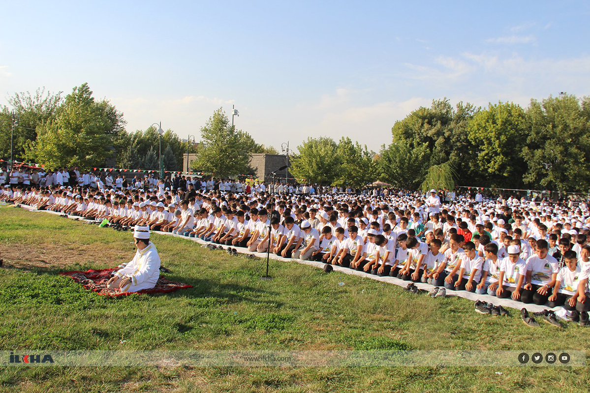 ilkeHaberAjansi's tweet photo. Peygamber Sevdalıları: Hedefimiz, namaz kılan bir nesil yetiştirmek

🕌 Peygamber Sevdalıları Vakfı tarafından her yıl Türkiye genelinde düzenlenen ve 7-15 yaş arasındaki kız ve erkek çocuğun namazla tanışmasına vesile olan "Hayat Namazla Güzeldir" etkinlikleri tamamlandı

💕 Binlerce çocuğun katıldığı etkinliklerde çocuklara namaz ibadeti öğretilirken namaz sevgisinin de aşılanması hedefleniyor. Yoğun ilgi gören etkinlikler, bölge halkı tarafından takdirle karşılanıyor

📣 Peygamber Sevdalıları Vakfı Genel Başkanı Molla Beşir Şimşek, çocuklara namazı ve Peygamber Efendimiz'in güzel ahlakını öğretmeyi, ibadet eden ve alnı secdeli bir nesil yetiştirmeyi hedeflediklerini belirtti

📌 "Toplumun bir an önce yaratılış fıtratına döndürülmesi gerektiğine inanıyoruz"

📌 "Çocuklarımızın beynine ve kalbine Allah aşkını ve Peygamber sevgisini yerleştirmeliyiz"

📌 "Namazsız bir hayat dünyada zillet, ahirette ise azaptır" ⤵️

https://t.co/qyJbmRakGc
