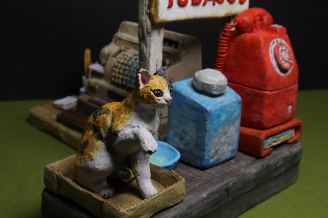 TagamiYuichi's tweet photo. #招き猫の日

ということで"招き猫('23)"です。

タバコ屋の看板娘の三毛猫さん。招き猫ポーズで売り上げアップのお手伝い。
ご主人も超ベテランの看板"娘"ですが最近耳が遠くなって居眠りも増えてきました。
なので猫さんが店番もしているのです。

石塑粘土(ラドール)造形、アクリルガッシュ塗装。 https://t.co/XdoXyAgWJc