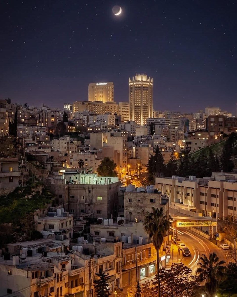 361Kleber's tweet photo. 【🇯🇴約旦旅遊】

🌙 約旦安曼 | 新月下的白色之城

✨當夜幕降臨，一彎新月高掛在安曼（Amman）的夜空中, 這座建在七座山丘上的古老城市在溫暖的燈光中甦醒！金色的街道蜿蜒在白色石造建築間，現代化的高樓與傳統社區和諧共存，展現出約旦首都獨特的魅力！

🌆 https://t.co/CK0Y2ENLjy