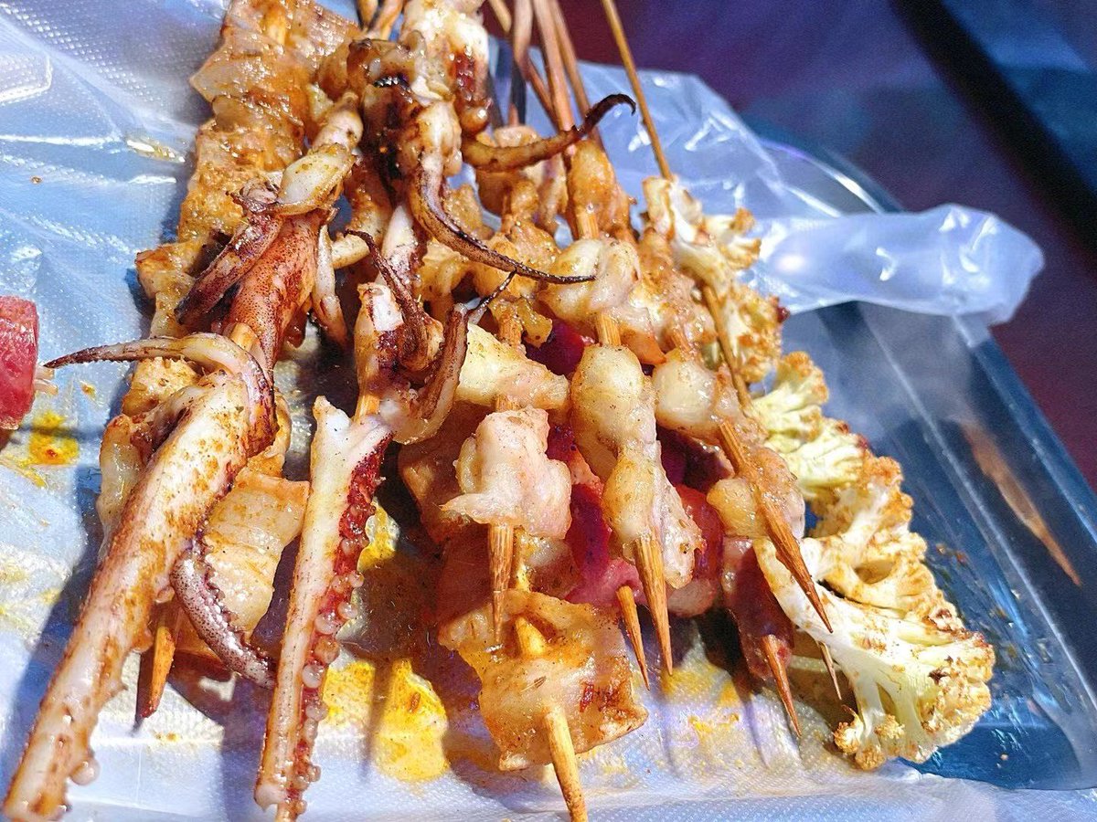 MaxineParuta's tweet photo. [Crunchy fried squid skewers hit different on a rainy street  Perfect late-night snack vibe!]， https://t.co/0TjPjCM8ag