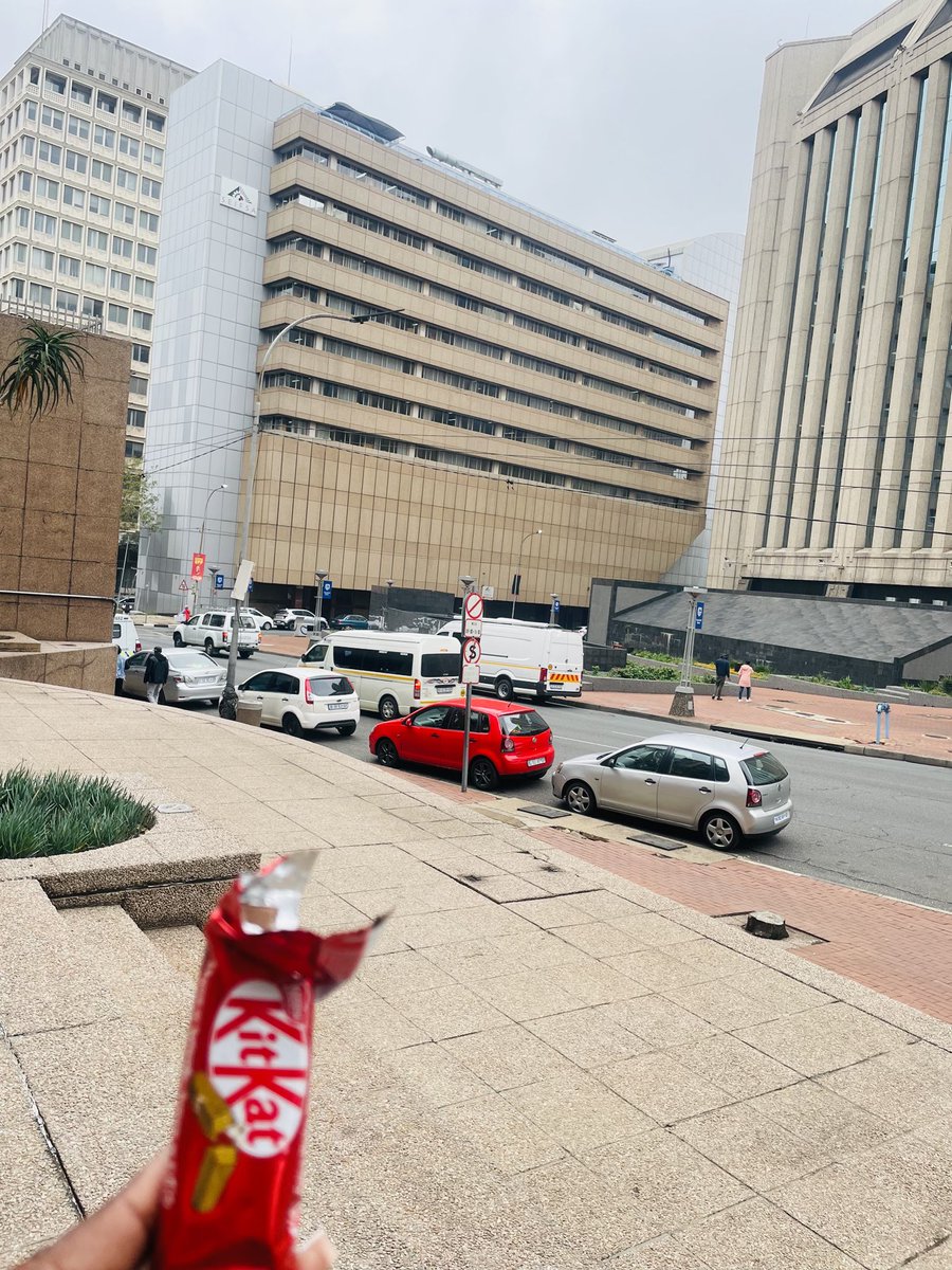 zynnitta_true's tweet photo. Saw a red polo, thought I should feature with my kitkat. https://t.co/I87RVxvmNa