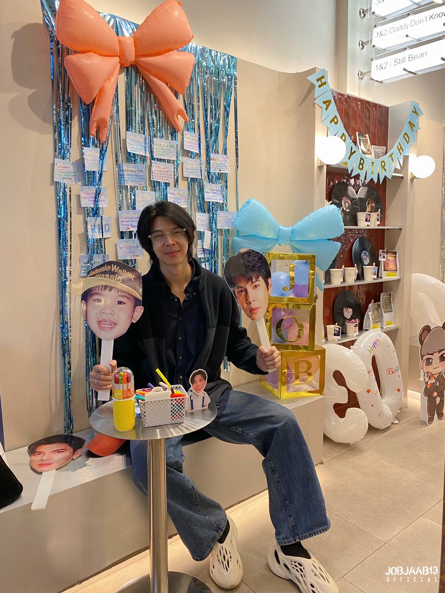 JobjaabOfficial's tweet photo. JOB YOSATORN Birthday Project ✨

สามารถชมคลิปบรรยากาศช่วงที่พี่ดีเจมาเก็บโปรเจคคาเฟ่ และพูดคุยกับแฟนๆ ที่ Still Bean Silom  💗 ได้ที่บิ้งค์ด้านล่างค้าบบ
🔗 https://t.co/KMKAY3QYFr

#JobJaab30thBday 

@JobbyNoo #JobYosatorn
#NooJobby #หนูจ๊อบบี้ https://t.co/Wm5Jt3nKtG