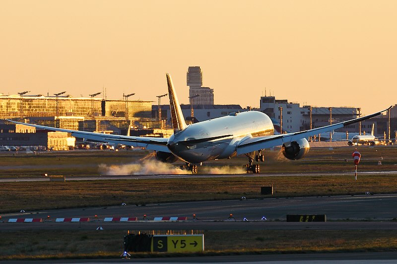 SimoneO70707107's tweet photo. Qatar Airways Boeing 787-9 touching down at FRA in the first light of the new day #qatarairways #boeing #787 #touchdown #sunrise #frankfurtairport https://t.co/2A27DLLqjR