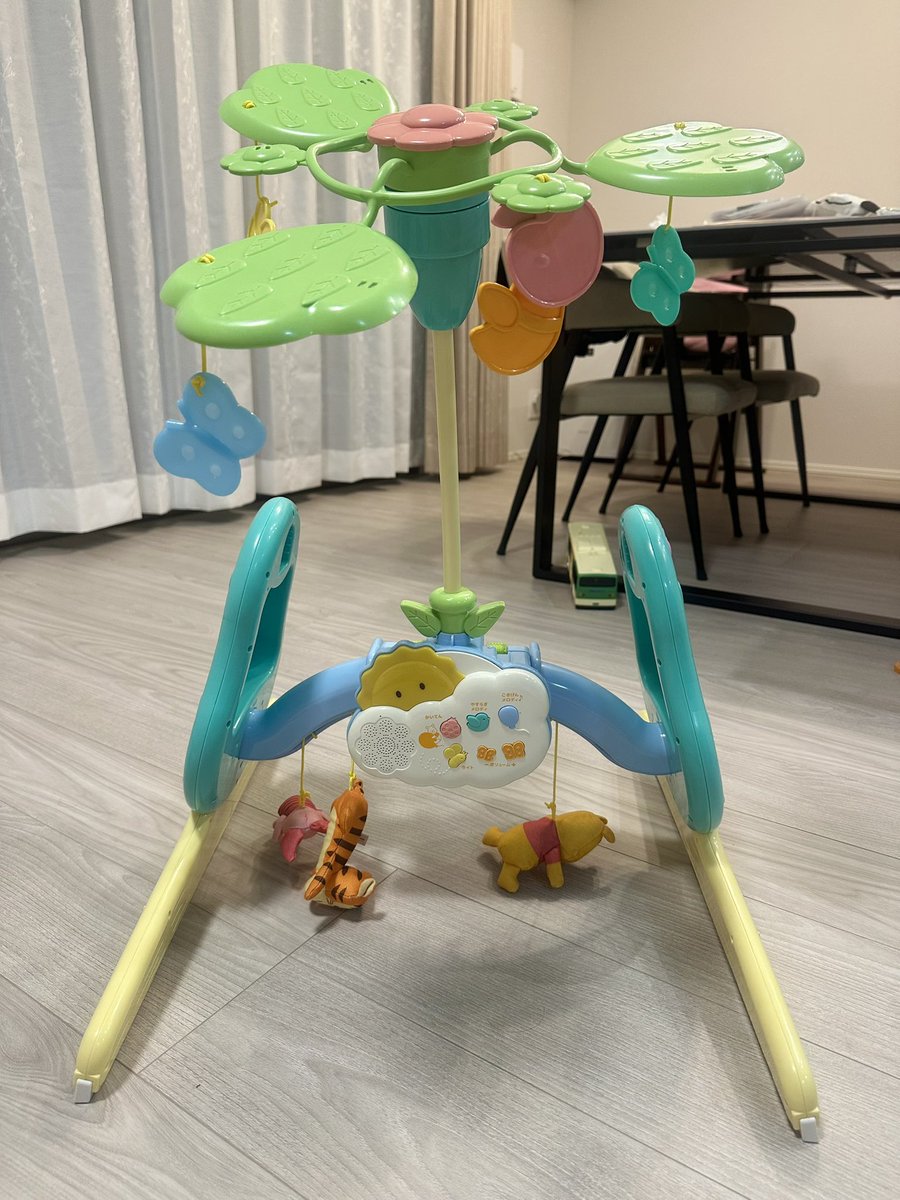 piyopiyobabuu's tweet photo. 昨日夫がプーメリー組み立ててくれてて、『あれ？飾り少ないけどこれでいいんかな？』とか言ってて見たらこれ😖
なんでメインのプーさんたちがカイジの地下労働者みたいになってんねんwww
ホラーすぎるだろこの絵面www https://t.co/YSiK9WTQH8