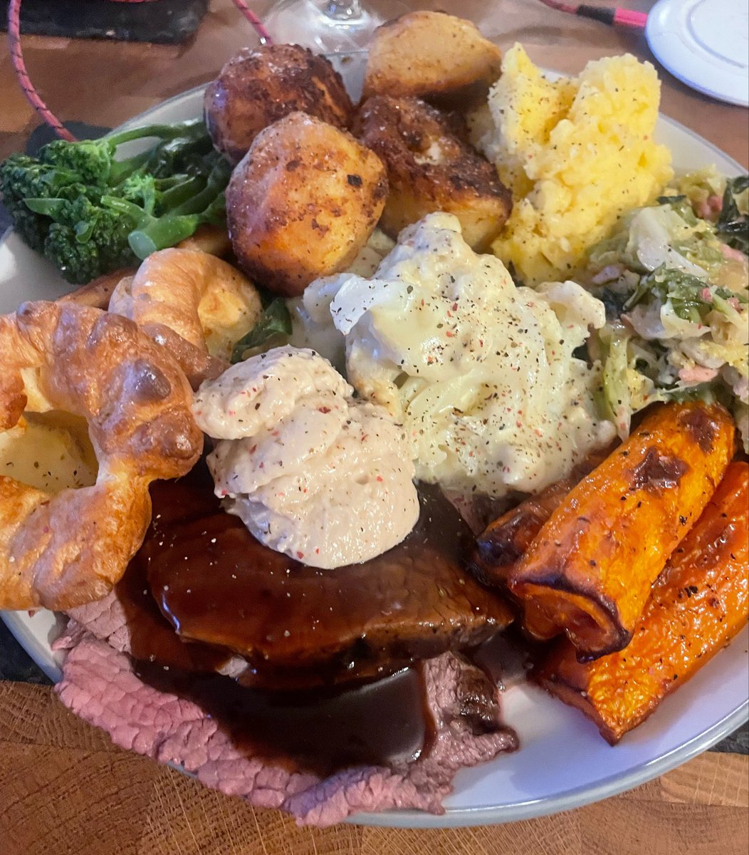 leigh_spam's tweet photo. @kalanighost Come to mine for a roast on a Sunday! https://t.co/jZTcwPISYN