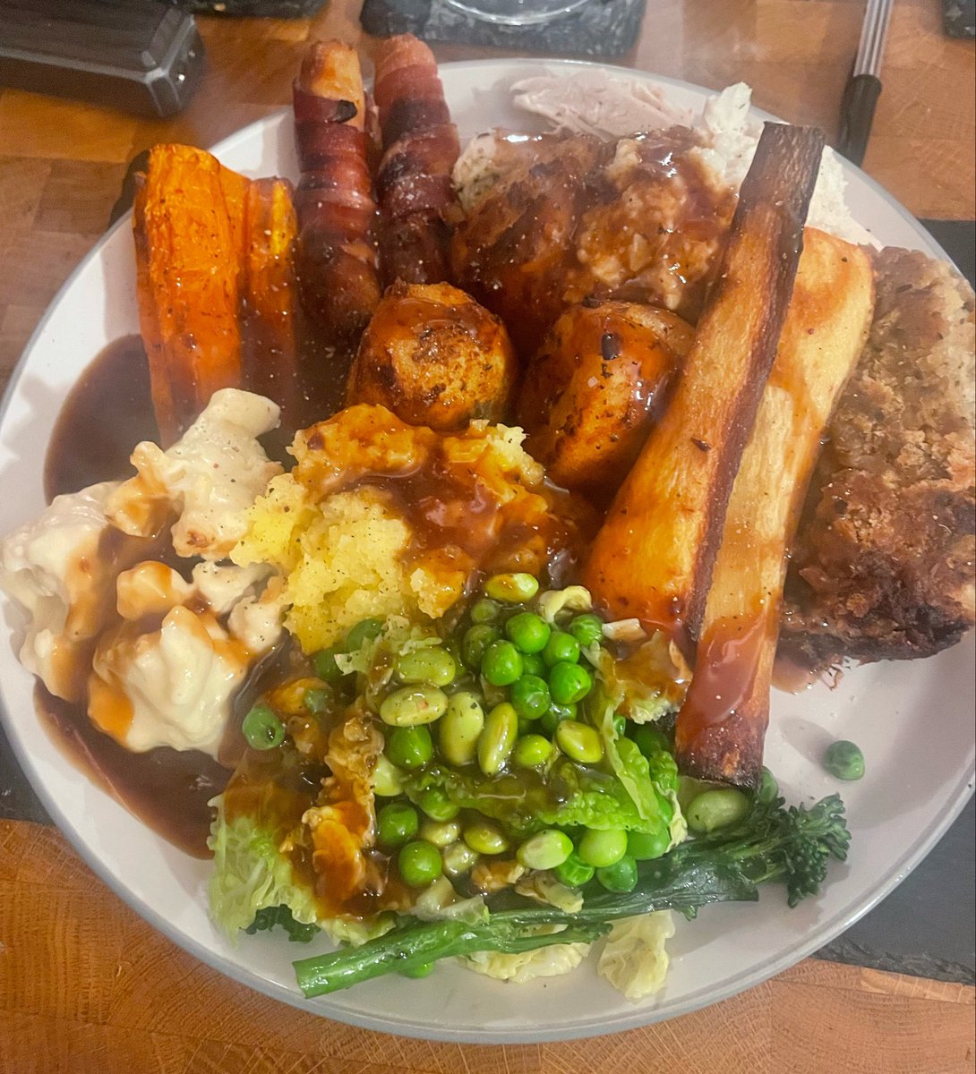 leigh_spam's tweet photo. @kalanighost Come to mine for a roast on a Sunday! https://t.co/jZTcwPISYN