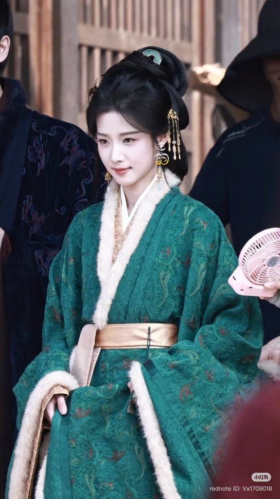 gloriouscatt's tweet photo. I'm loving her every outfits in this drama!Her fits just scream luxury and dominance😍

#LuYuxiao https://t.co/cXn8EpGYE3