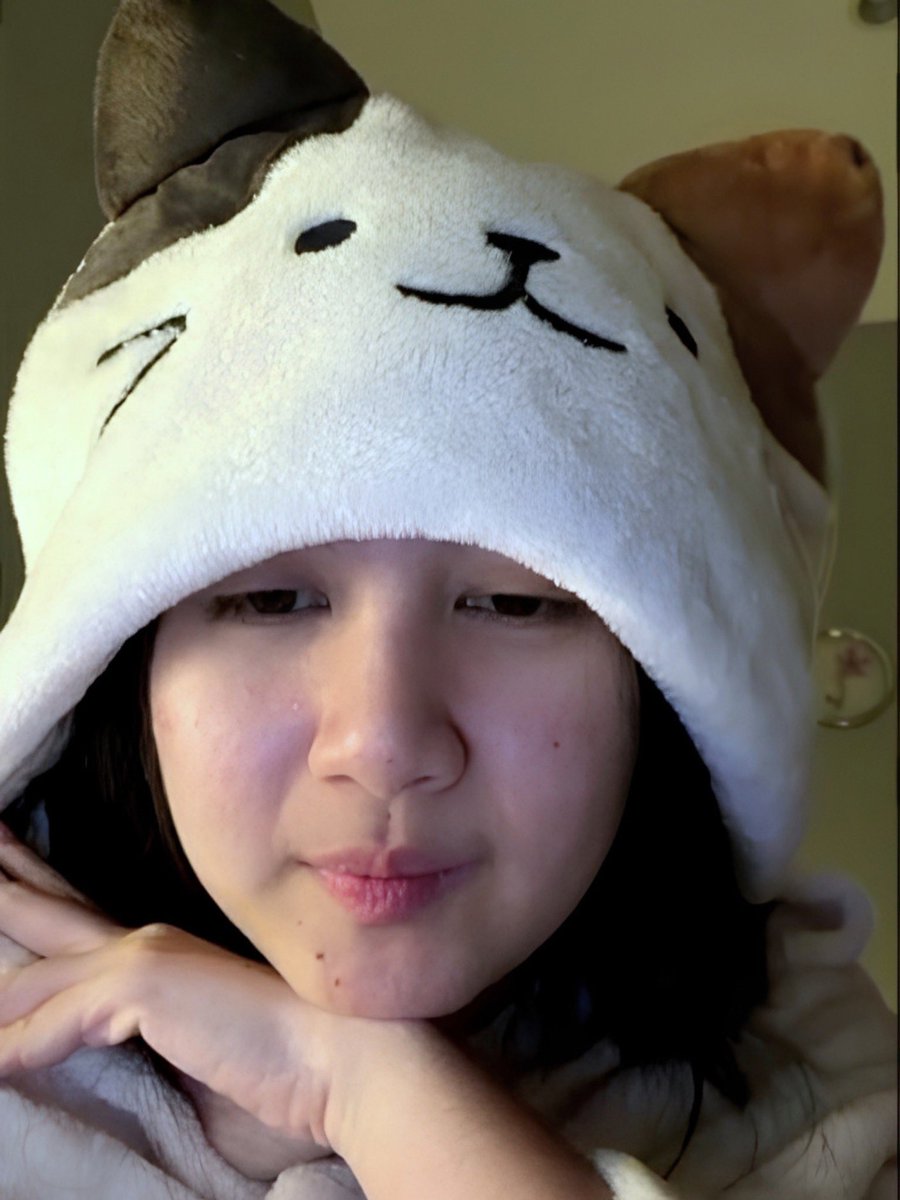 Oldschools_'s tweet photo. Hooded blanket yg dipakai Anin (@AR_AnindyaJKT48) on IDN Live: OHSOME - CCCove Animal Series (Cat) 🐱✨

Super cozy &amp; soft microfiber! Ada penutup kepala bentuk kucing yang lucu &amp; hangat, cocok bgt buat nemenin waktu bersantai di rumah 💭🤍

#Os48 #AnindyaJKT48 https://t.co/C5UZ71rqja