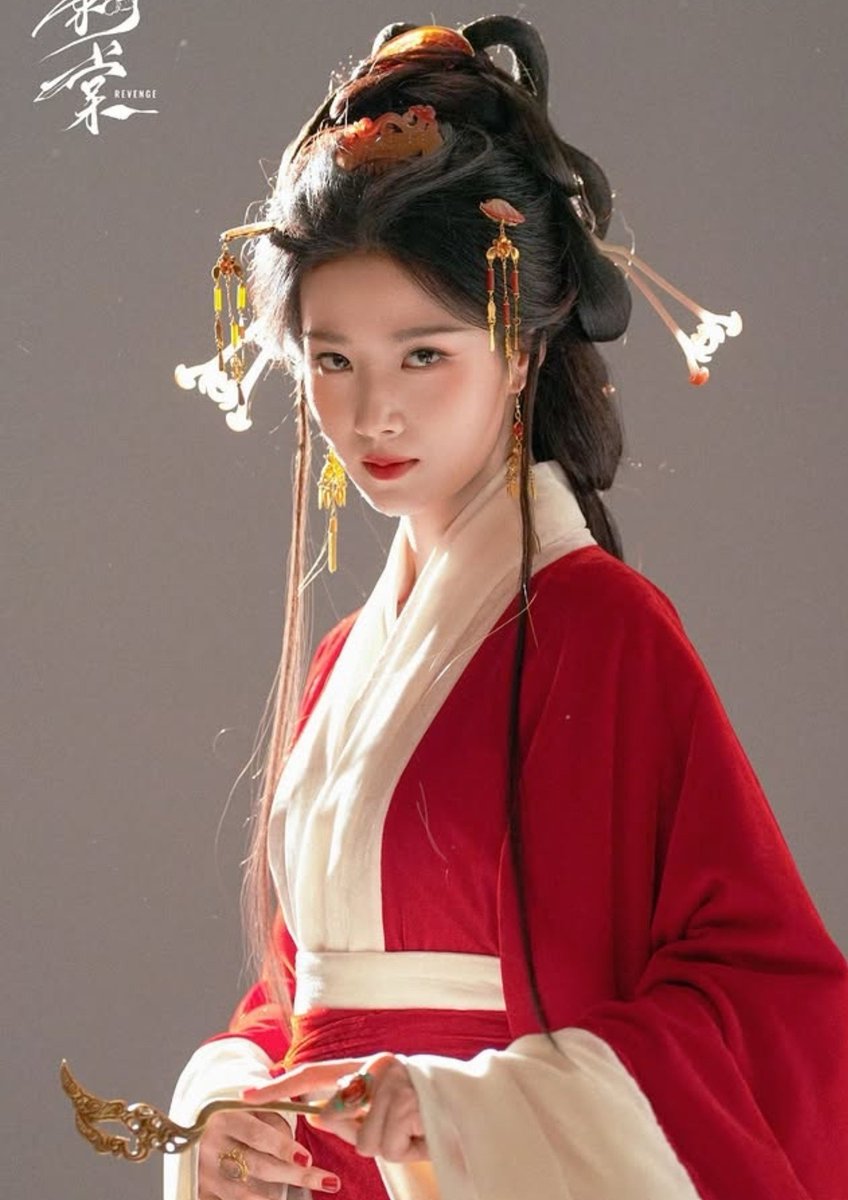 gloriouscatt's tweet photo. I'm loving her every outfits in this drama!Her fits just scream luxury and dominance😍

#LuYuxiao https://t.co/cXn8EpGYE3