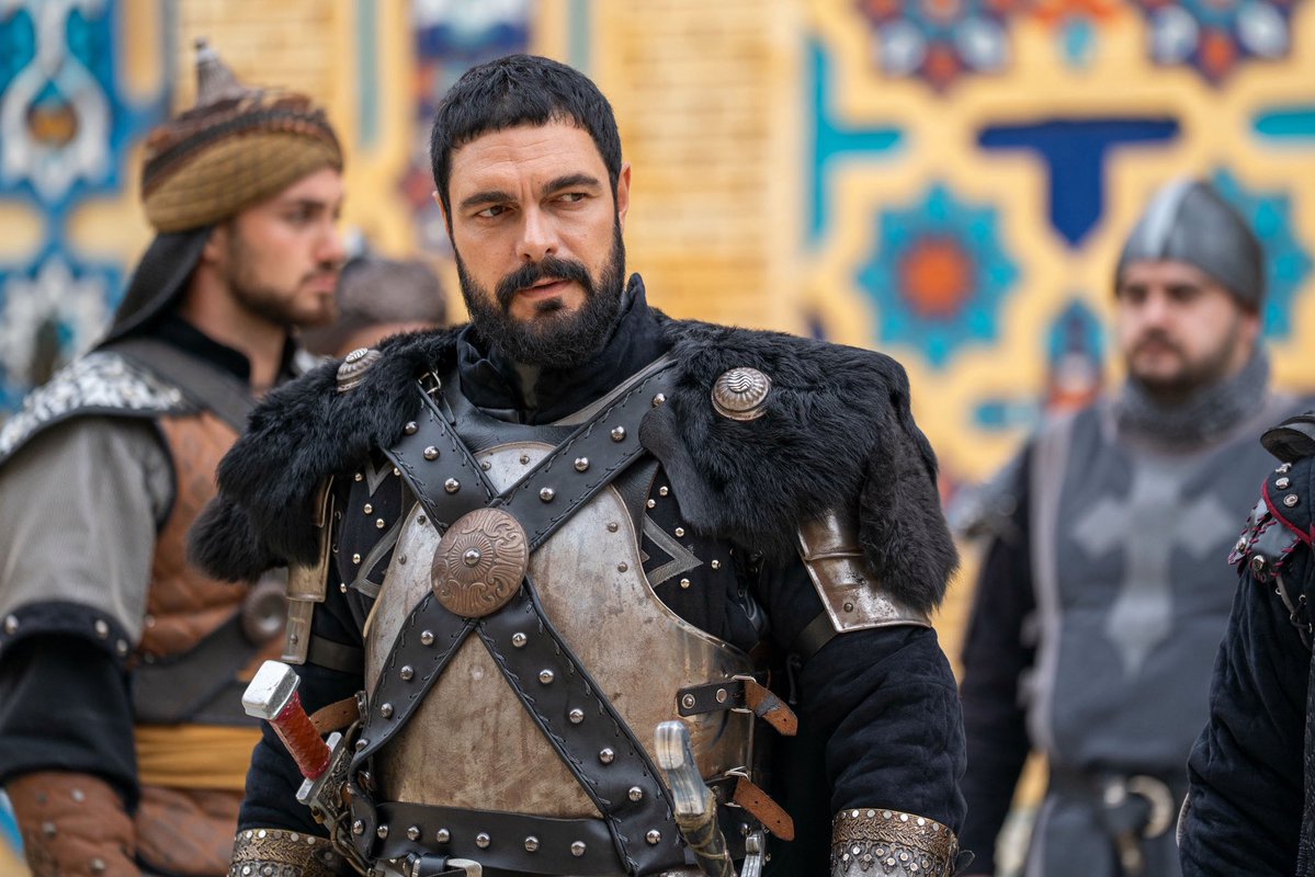 TvDunyasii's tweet photo. #AşkveTaht 4. Bölüm Özeti ve Kareleri:

Destina’nın Melike’yi hain olarak Alaeddin’in karşısına çıkarması, saraydaki dengeleri altüst eder. Beklenmedik suçlama Melike’nin Destina’ya duyduğu kini artırırken, ikili arasındaki mücadele artık açıkça yaşanmaya başlar. 

Alaeddin, Melike’nin gizli geçitte olduğunu nasıl öğrendiğini sorunca Destina, Celaleddin’in adını verir. Celaleddin’in hapsedilmesi Ümmühan’ı sevindirirken Nurcihan ve Ayaba’yı harekete geçirir.

Celaleddin’in hapsedilmesiyle sırların açığa çıkma ihtimali büyürken Destina, kendisini korumak için tehlikeli bir hamle yapar. Ancak planını uygulamak isterken gizli buluşması fark edilir. Gizli buluşmayı fark eden ve Destina’yıyakalayan kimdir? 

Destina yolun sonuna mı gelmiştir?

Destina’nın gerçek kimliğine giderek yaklaşan Alaeddin, onun prenses olup olmadığını öğrenmek için bir yolculuğa çıkar. Sırları çözmesini beklediği bu yolculukta karşılaşacakları beklenmedik olaylar, her şeyi değiştirebilir.  Alaaddinbu yolculuktan nasıl, neyle dönecektir? Bu yolculuk Destina’nın sırrını ortaya çıkaracak mıdır?