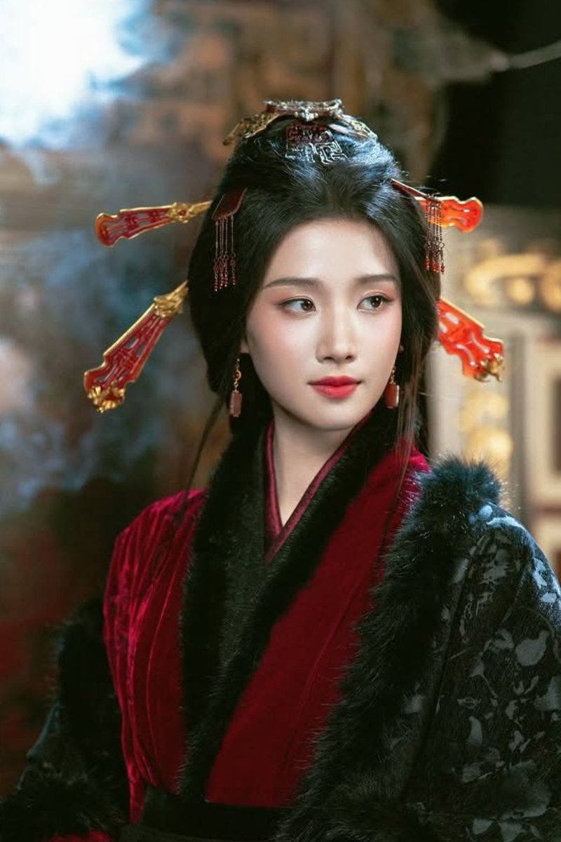 gloriouscatt's tweet photo. I'm loving her every outfits in this drama!Her fits just scream luxury and dominance😍

#LuYuxiao https://t.co/cXn8EpGYE3