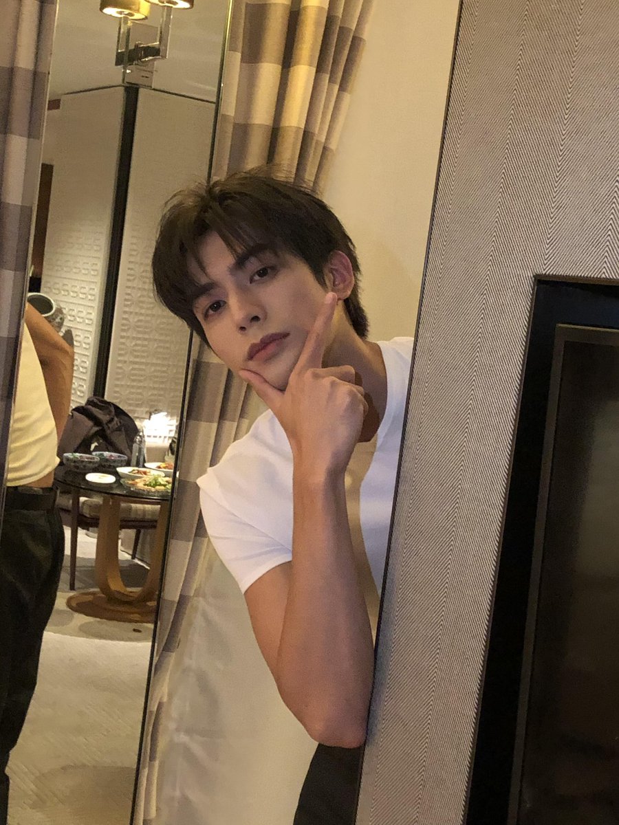 woiiinee's tweet photo. 260929 #송위룡 샤오홍슈 
最近的我 https://t.co/ZkJiRE4k6j