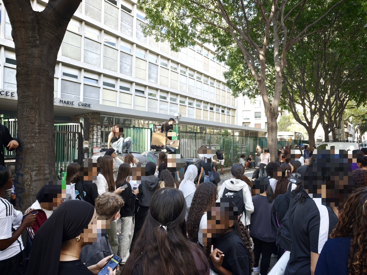 deerane13's tweet photo. Aux côté des lycéen·nes de Marie Curie mobilisés ce matin contre le sort qui leur ai fait. Au pouvoir en 2027 on va régler ça: les profs seront remplacés et correctement payés, les lycées pourris rénovés et desamientés, parcoursup supprimé et notre jeunesse sera respectée. https://t.co/907SwHLOqd