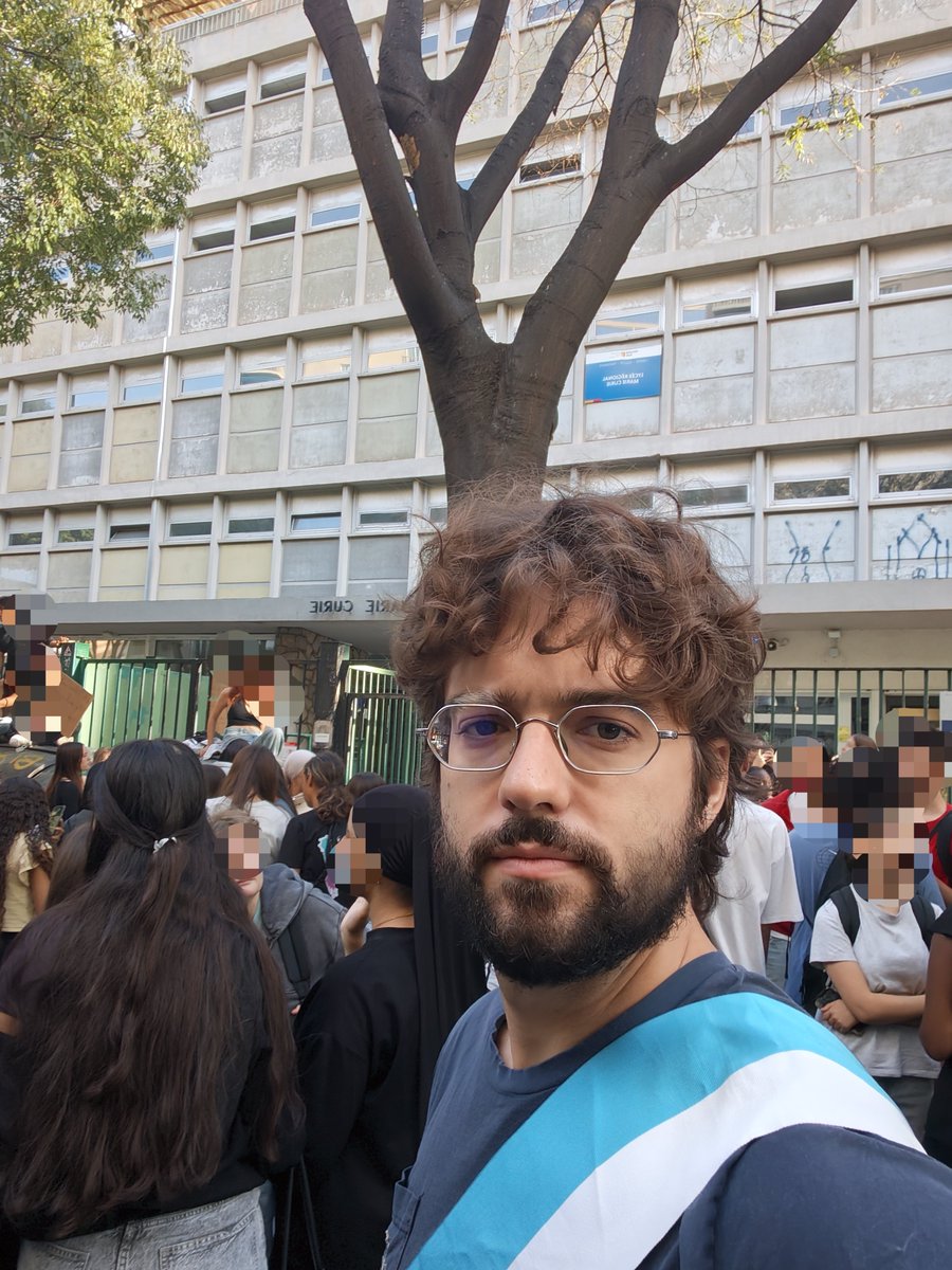 deerane13's tweet photo. Aux côté des lycéen·nes de Marie Curie mobilisés ce matin contre le sort qui leur ai fait. Au pouvoir en 2027 on va régler ça: les profs seront remplacés et correctement payés, les lycées pourris rénovés et desamientés, parcoursup supprimé et notre jeunesse sera respectée. https://t.co/907SwHLOqd