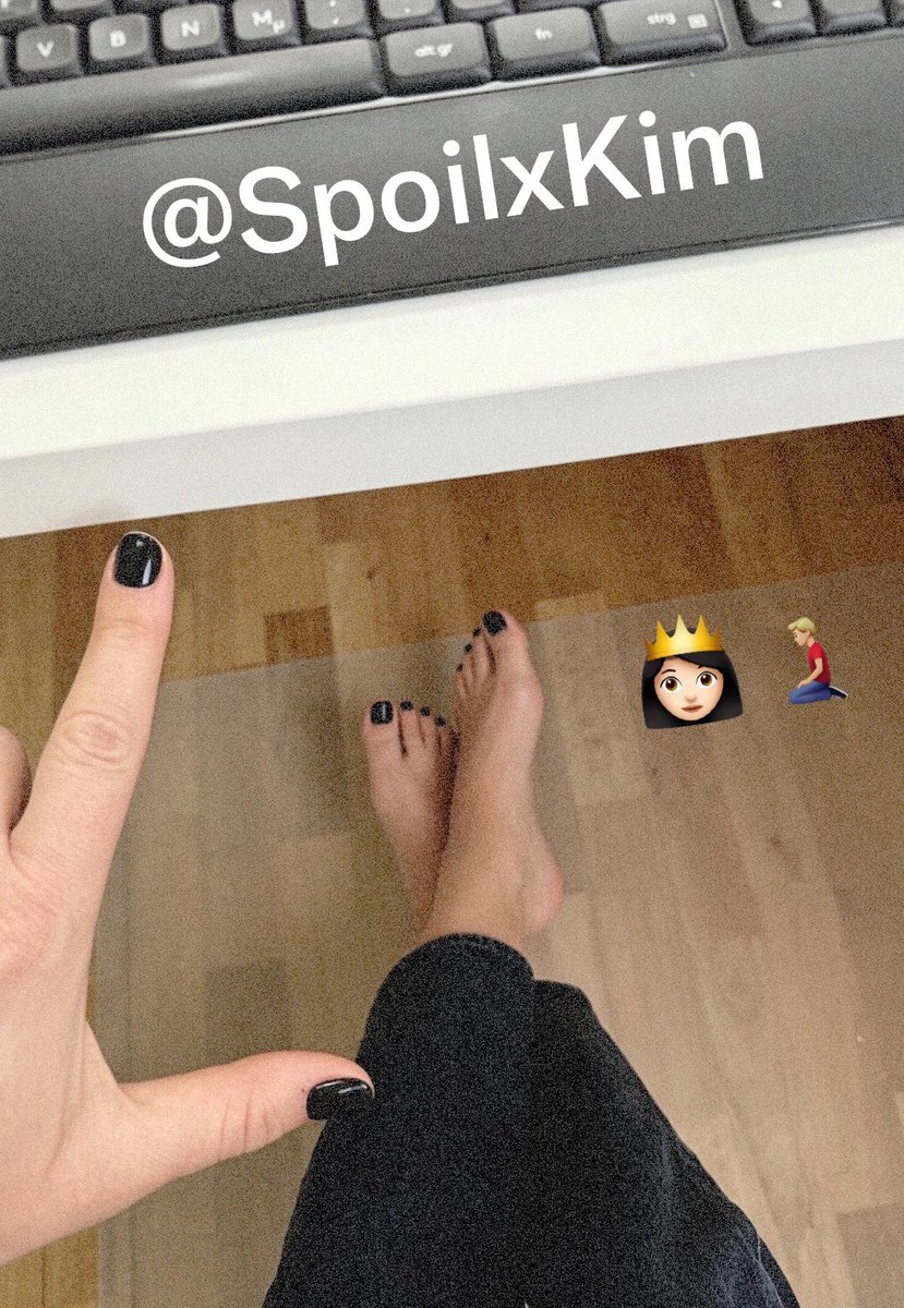 SpoilxKim's tweet photo. Du wärst jetzt bestimmt gerne bei mir im Homeoffice, stimmts? 👩🏻‍💻🦶🏻
Schreib in die Kommentare wie Du Dich hier nützlich machen könntest! 👑 
#femdom #officegirl #brat #geldherrin #zahlsklave https://t.co/c6j54IQdZy