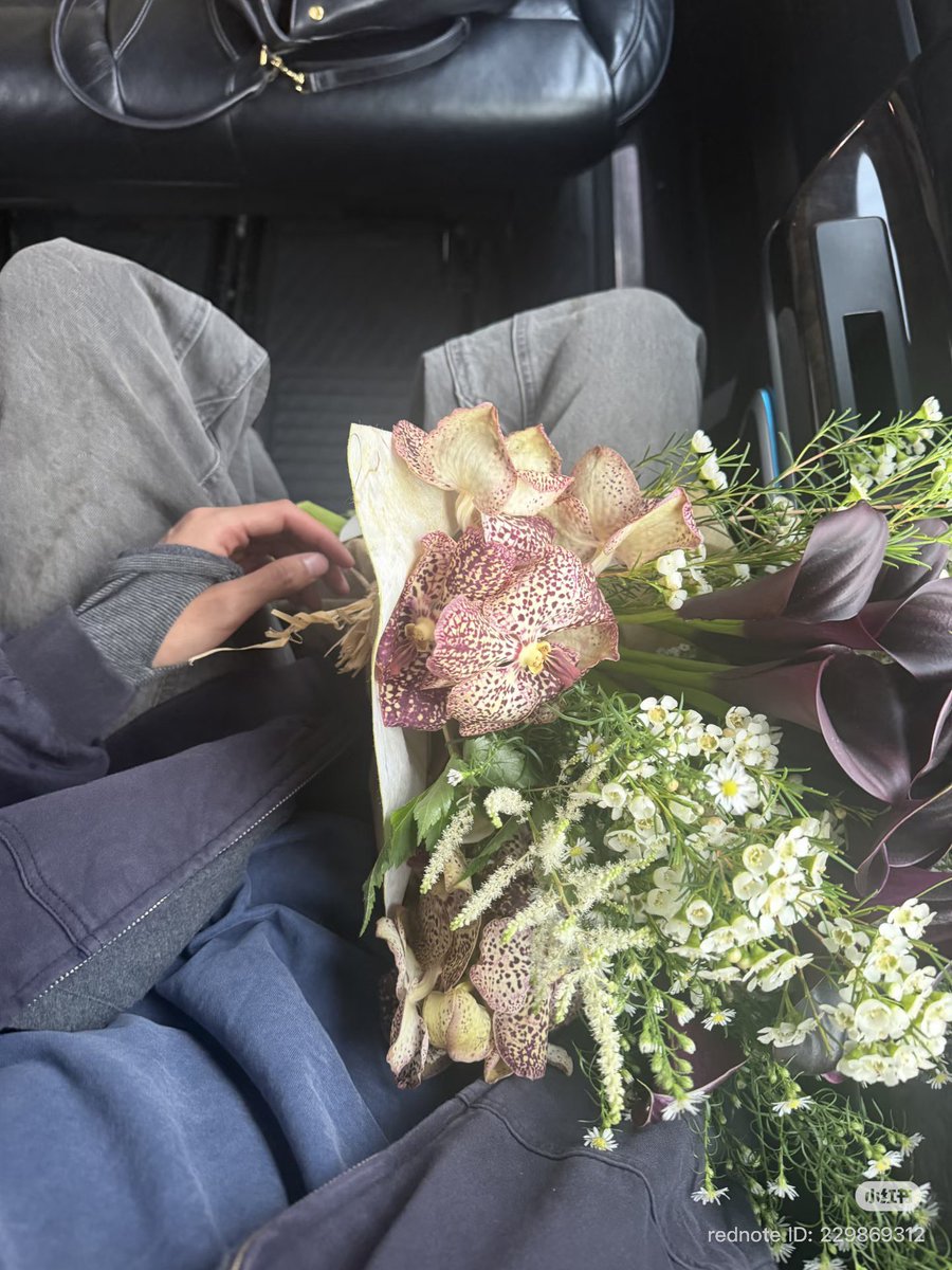 WEI2LONG's tweet photo. boyfriend 💐 https://t.co/oU2vXhTBW3