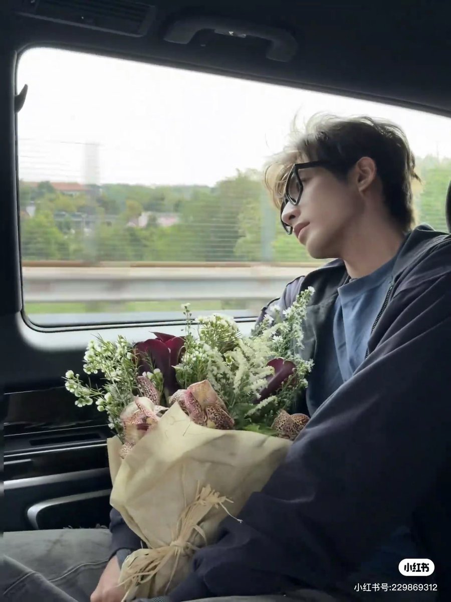 WEI2LONG's tweet photo. boyfriend 💐 https://t.co/oU2vXhTBW3