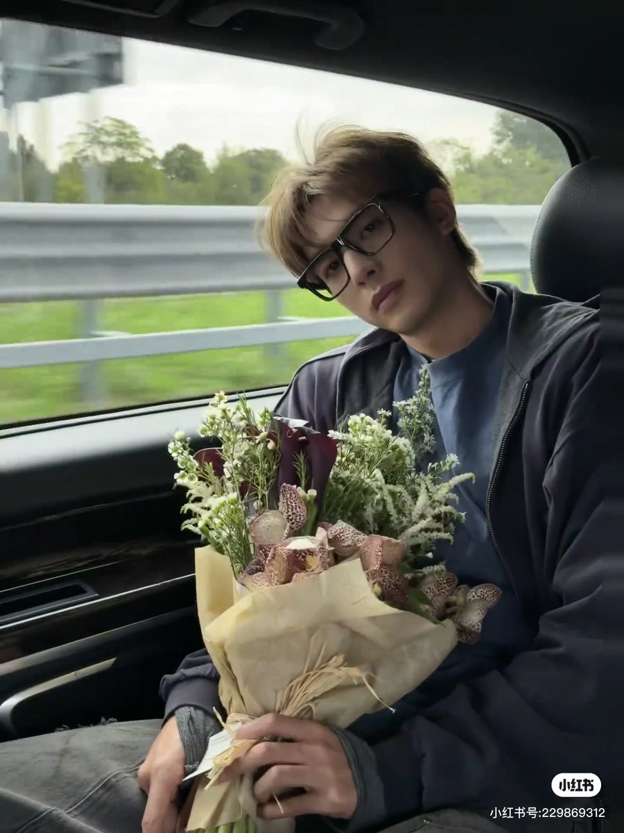 WEI2LONG's tweet photo. boyfriend 💐 https://t.co/oU2vXhTBW3