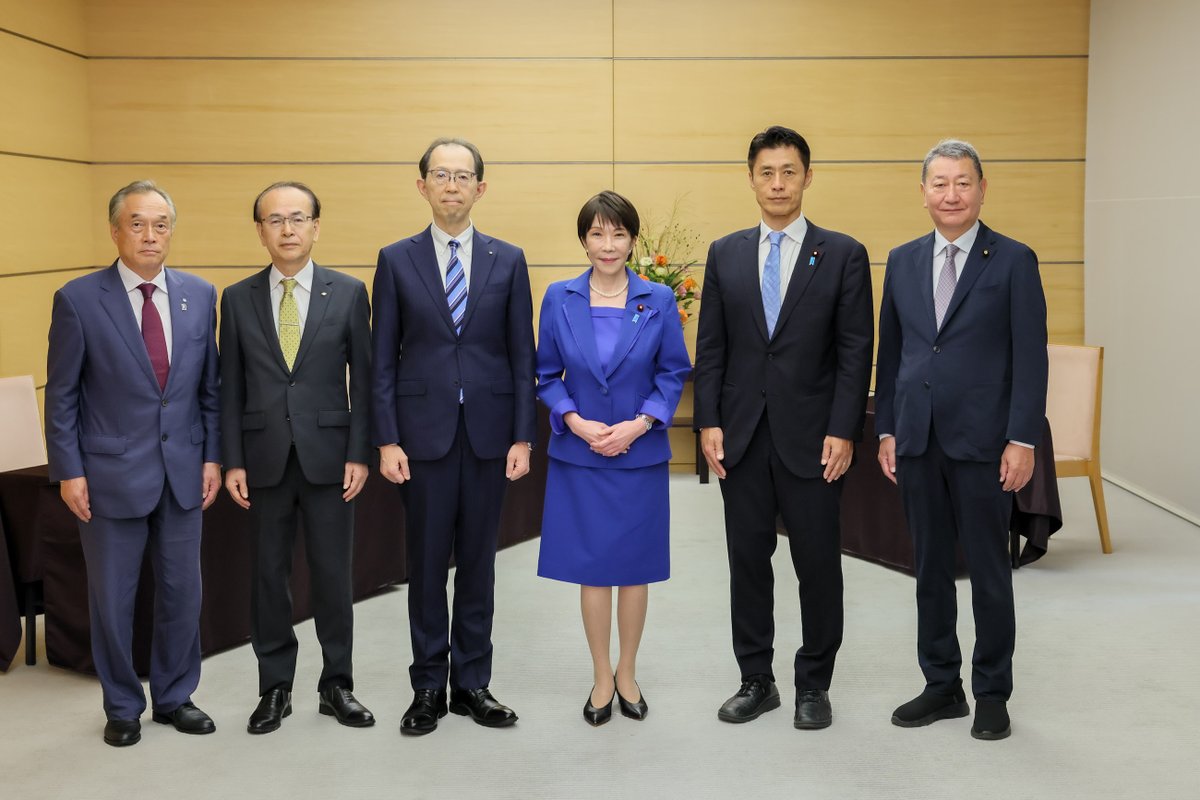 takaichi_sanae's tweet photo. 本日午前、内堀福島県知事、吉田大熊町長、伊澤双葉町長が、官邸にお越し下さりました。

皆様から、帰還困難区域の避難指示解除や除去土壌等の県外最終処分、廃炉、汚染水・処理水対策などの課題や、帰還困難区域の御自宅に泥棒やイノシシが入ることなど多くの方がお困りの切実なお話をお伺いしました。

「福島の復興なくして東北の復興なし、東北の復興なくして日本の再生なし」。
高市内閣としてもこの方針を堅持し、これまで以上にスピードアップしてまいります。

福島の復興は長い道のりであり、決して風化させてはなりません。

被災地の皆様の声に耳を傾けながら、現場主義に徹したきめ細かな対応により、福島の復興・再生に、国が前面に立って、最後まで、責任貫徹の思いで取り組んでまいります。

細野大臣は、当事者としてこれまで福島や東北の復興に取り組んでこられました。
その知見の横展開を期待するとともに、地震や豪雨災害への対応を福島県でもしっかり行うべく、細野大臣には、防災大臣も兼務いただくこととしました。

細野大臣には、全ての知見を使って、福島のために働いていただくことを期待しています。

今年度から始まった「第3期復興・創生期間」においても、復興に向けた様々な課題を解決するため、これまで以上に福島の復興に全力で、またスピーディーに取り組んでまいります。