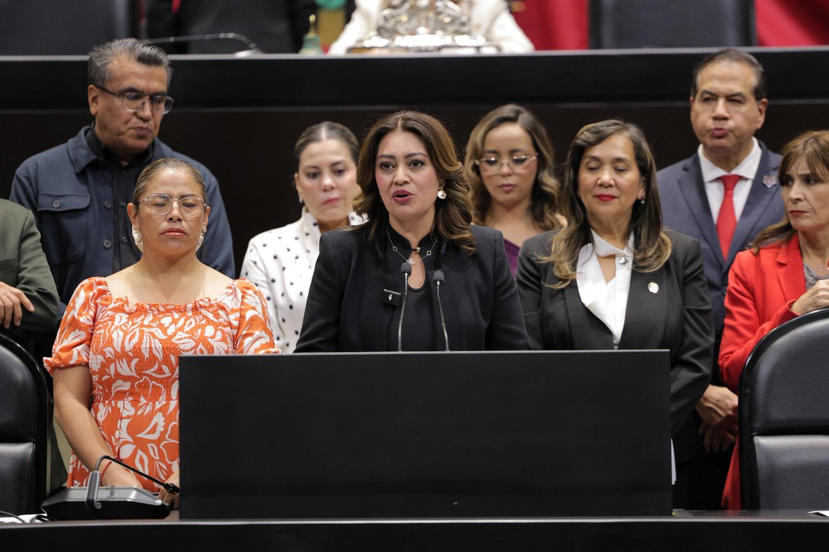 partidodeltra11's tweet photo. Desde tribuna, la Dip. @Karina_Rojo_P dejó firme una postura clara: ¡México no necesita tutelajes extranjeros! 🇲🇽 Con la aprobación de esta reforma, quienes aspiren a cargos de elección deberán contar únicamente con la nacionalidad mexicana.
¡México se respeta y se defiende! 🔴⭐ https://t.co/FeDquqBZS8