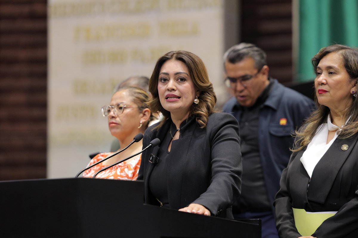 partidodeltra11's tweet photo. Desde tribuna, la Dip. @Karina_Rojo_P dejó firme una postura clara: ¡México no necesita tutelajes extranjeros! 🇲🇽 Con la aprobación de esta reforma, quienes aspiren a cargos de elección deberán contar únicamente con la nacionalidad mexicana.
¡México se respeta y se defiende! 🔴⭐ https://t.co/FeDquqBZS8