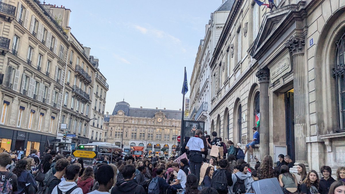 ManesNadel's tweet photo. Ce mouvement lycéen est sans précédent. À quelques mois de la présidentielle, spontanément, les lycéens ont lancé un mouvement massif. Ils n'attendent rien des politiques et comptent sur leur force. Ce mouvement s'étend aujourd'hui dans des centaines de lycées, et converge avec les mobilisations de fonctionnaires. Les syndicalistes, militants et élus doivent venir en soutien aux lycéens mobilisés. Les blocus rejoignent les manifestations syndicales aujourd'hui. La pression monte.
