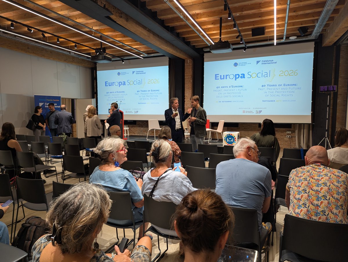 Taula3sector's tweet photo. 📌 Comencem un nou curs amb un nou Debat #EuropaSocial amb @CatalunyaIntl.
Quatre dècades després de la històrica adhesió d'Espanya a les aleshores Comunitats Europees, analitzarem ➡️ passat, present i futur en la protecció dels drets socials.
📍 Tot a punt al @hubsocialbcn. https://t.co/NINzW2GI1b