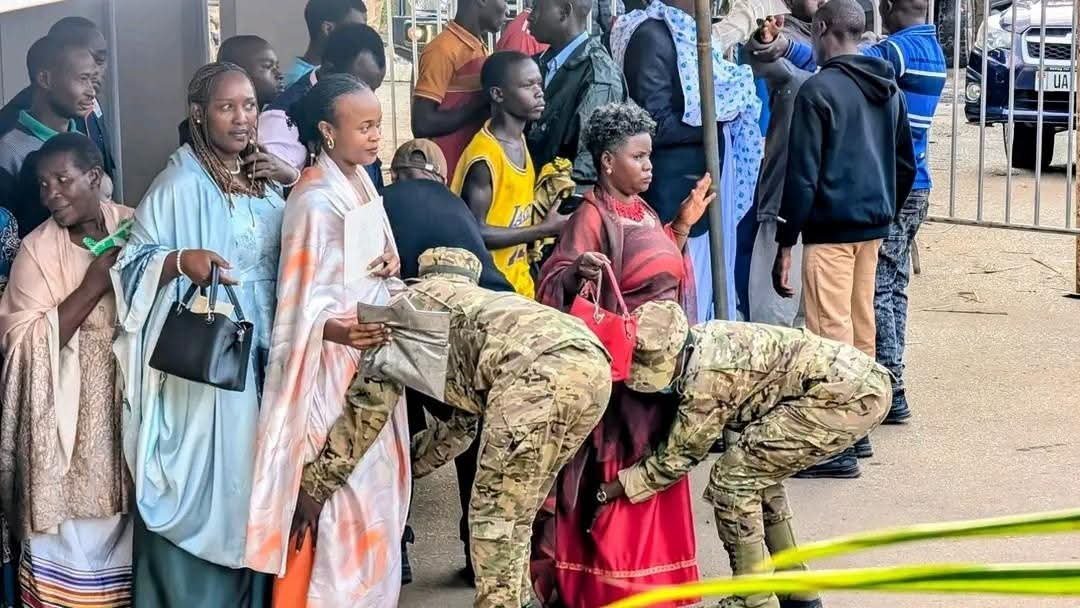 promisetvUG's tweet photo. Security has been tightened at Karuziika Palace ahead of the coronation of Omukama Edward Rukidi Nyabongo I.
The ceremony is scheduled for 11:00 AM today, with President @KagutaMuseveni expected as Chief Guest.
#PromiseTVUpdates #TooroCoronation https://t.co/DMKqfpiOWt