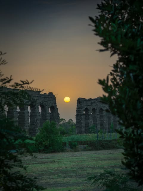 Turismoromaweb's tweet photo. 🌙 Una pallida luna sul Parco degli Acquedotti...

🌙 A pale moon over the Aqueducts Park…

📸 IG giancarlo.romeo
#VisitRome https://t.co/9UXuDJkVqe