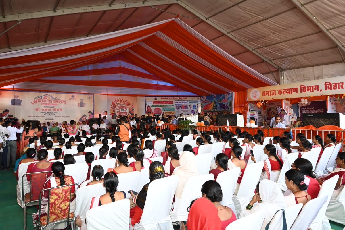 rsprasad's tweet photo. प्रधानमंत्री श्री @narendramodi जी के सार्वजनिक जीवन के 25 गौरवशाली वर्ष पूर्ण होने पर चल रहे 'सेवा संकल्प अभियान' के अंतर्गत आज फुलवारीशरीफ के नया टोला उच्च विद्यालय में आयोजित 'आँगन मिलन सेवा' कार्यक्रम में बिहार के लोकप्रिय मुख्यमंत्री श्री @samrat4bjp जी के साथ सहभागिता की।

हमारी आँगनबाड़ी बहनें जिस समर्पण से हमारे नौनिहालों के पोषण, स्वास्थ्य और संस्कार की नींव गढ़ रही हैं, वह 'विकसित भारत' के संकल्प को साकार करने का सबसे बड़ा आधार है। आज आत्मीय संवाद कर आंगनबाड़ी कार्यकर्ताओं एवं सहायिकाओं का सम्मान किया और बच्चों को पठन सामग्री भेंट की। इस दौरान आँगनबाड़ी केंद्र से लाभान्वित कई बहनों ने अपने सुखद अनुभव और बहुमूल्य सुझाव भी साझा किए।