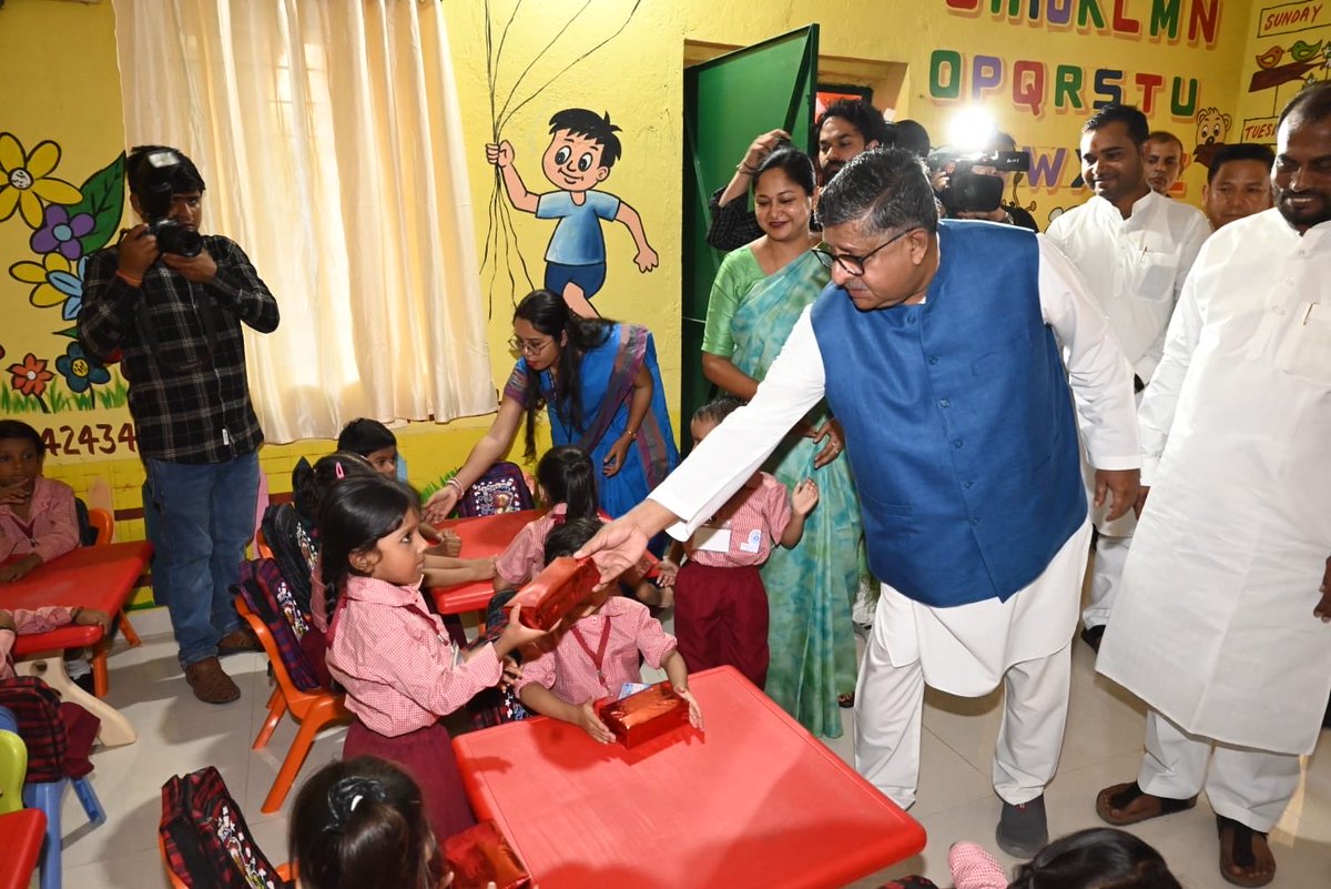 rsprasad's tweet photo. प्रधानमंत्री श्री @narendramodi जी के सार्वजनिक जीवन के 25 गौरवशाली वर्ष पूर्ण होने पर चल रहे 'सेवा संकल्प अभियान' के अंतर्गत आज फुलवारीशरीफ के नया टोला उच्च विद्यालय में आयोजित 'आँगन मिलन सेवा' कार्यक्रम में बिहार के लोकप्रिय मुख्यमंत्री श्री @samrat4bjp जी के साथ सहभागिता की।

हमारी आँगनबाड़ी बहनें जिस समर्पण से हमारे नौनिहालों के पोषण, स्वास्थ्य और संस्कार की नींव गढ़ रही हैं, वह 'विकसित भारत' के संकल्प को साकार करने का सबसे बड़ा आधार है। आज आत्मीय संवाद कर आंगनबाड़ी कार्यकर्ताओं एवं सहायिकाओं का सम्मान किया और बच्चों को पठन सामग्री भेंट की। इस दौरान आँगनबाड़ी केंद्र से लाभान्वित कई बहनों ने अपने सुखद अनुभव और बहुमूल्य सुझाव भी साझा किए।