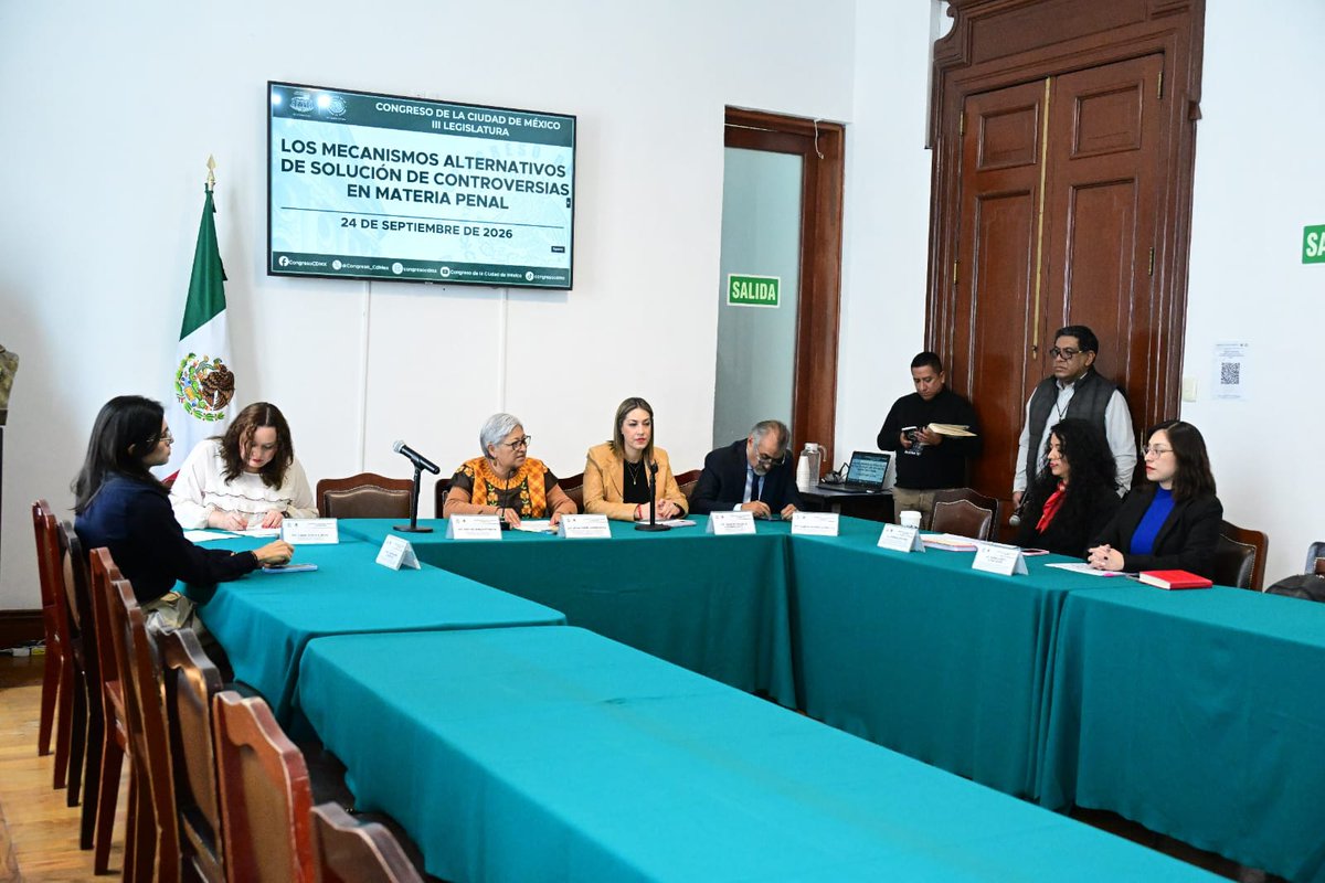 partidodeltra11's tweet photo. Durante la capacitación sobre mecanismos alternativos de solución de controversias penales en el #CongresoCDMX, la dip. @jguerreromaya destacó que el personal de los Módulos es el vínculo directo para orientar a la ciudadanía hacia una justicia rápida y restaurativa. 🤝⚖️
#PTCDMX https://t.co/xUto4Ry7Id