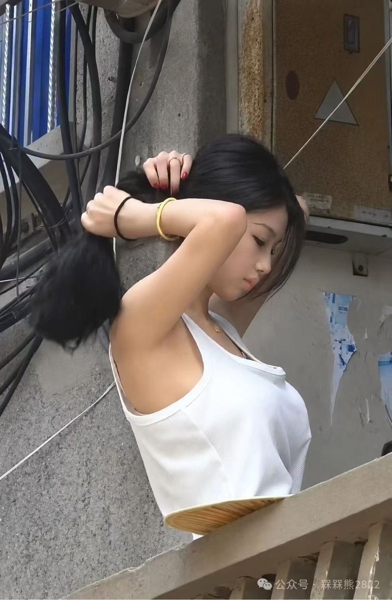 JDveif's tweet photo. 第一眼真以为她只有半截，这角度太绝了这姑娘只露半截身子，是故意玩消失吗？我盯着这张图看了五秒钟，以为是什么新型摄影特效，结果发现我想多了。

定睛一看，她手里那把扇子正巧卡在栏杆上，把下半身全挡住了。扇子边缘和栏杆齐平，硬是把自己切成了两截。这不是摆拍也不是特效，就是角度和遮挡的巧合。

这把扇子太会挡人了，它不是道具，它是这姑娘的隐身斗篷。这巧合简直绝了，比魔术还像魔术。换做是你，第一眼以为是什么？