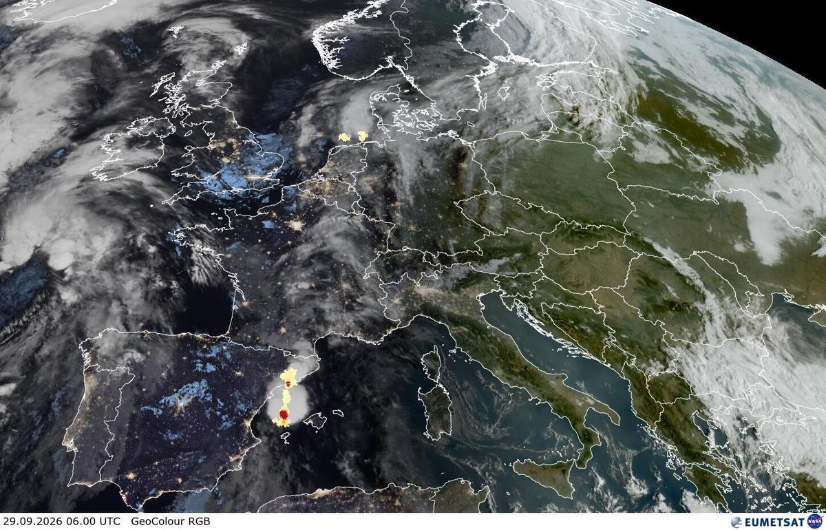 WetterKontor's tweet photo. Gewitterzellen aktuell am westlichen Mittelmeer zwischen den Balearen und Katalonien: https://t.co/ID3k2vaV6i
#Wetter #Gewitter #Satellitenbild #Europa #Mittelmeer #Blitze #Balearen #Katalonien https://t.co/gFXTlHj1RH