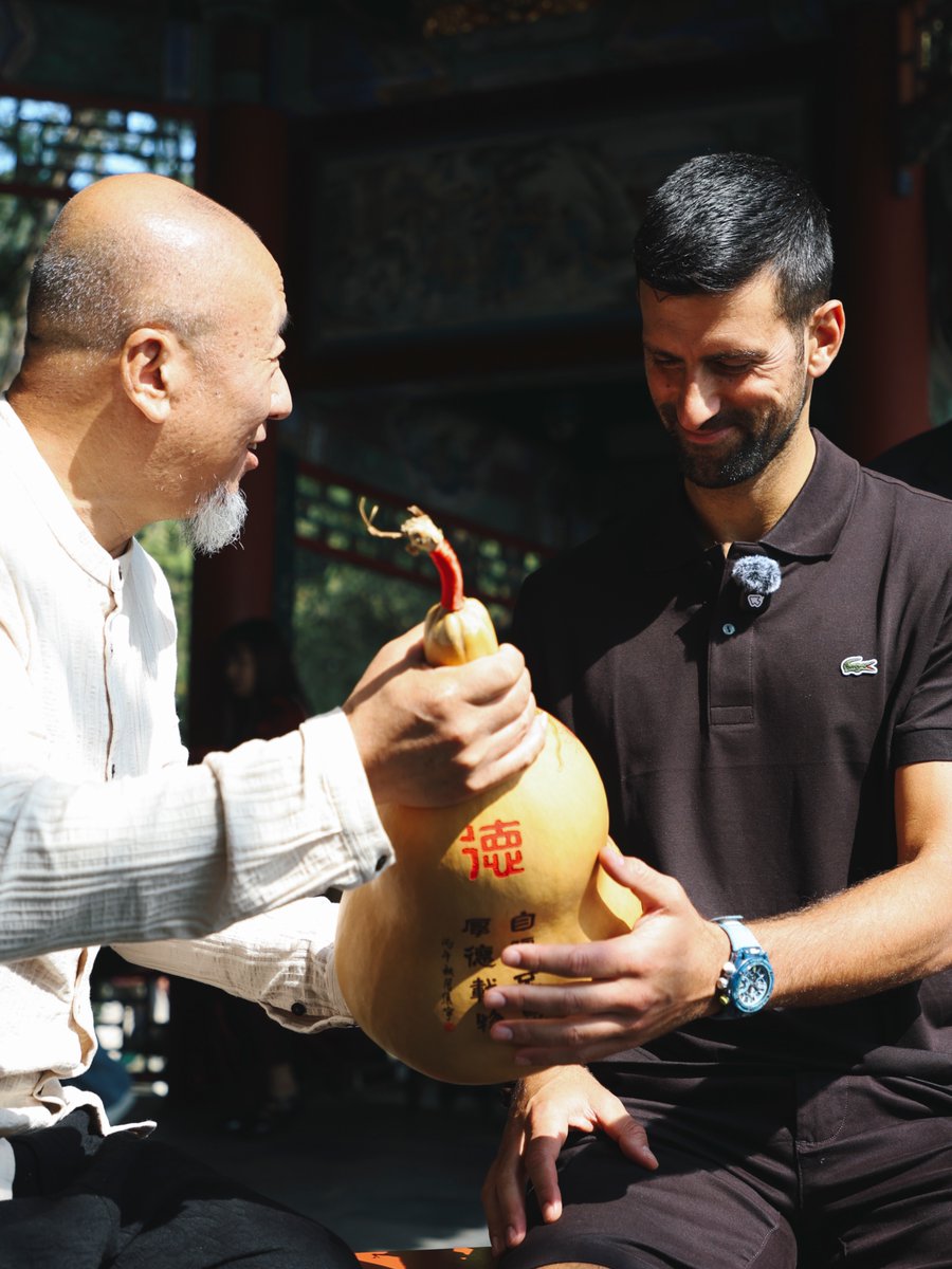 ChinaOpen's tweet photo. Meet @DjokerNole  at the Summer Palace🤩

Back at a familiar place, Djokovic found a little bit of “德” everywhere.

A gourd (hulu) , a folding fan, and a few unforgettable #ChinaOpen moments. https://t.co/Ov395P2Vai