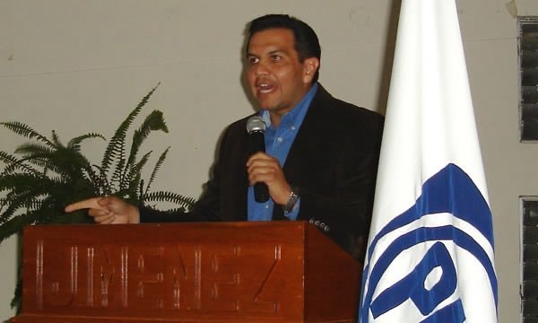 HugoS41502's tweet photo. @ReporterosMX_ @CruzPerzCuellar @PartidoMorenaMx  critica alos  panistas i pone cadidatos ex pianista   una basura  morena https://t.co/Mcyycw7UrW