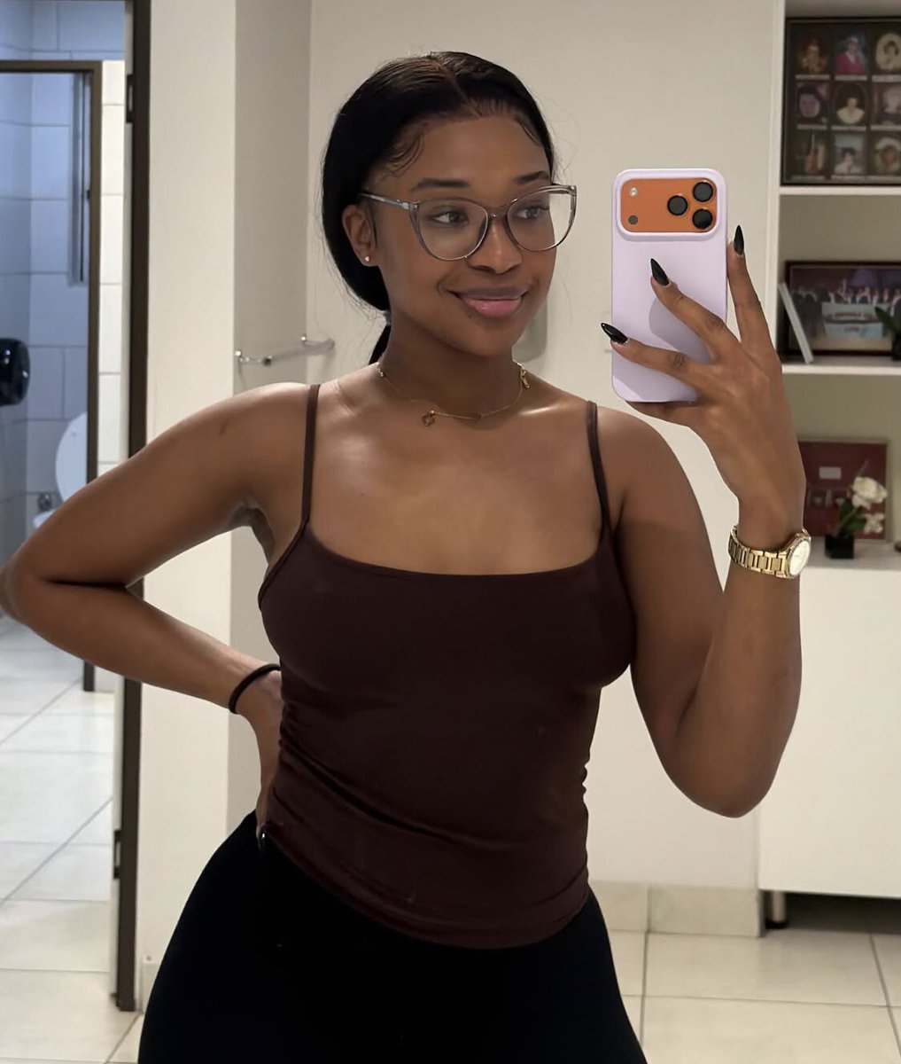Oluwaseguneli48's tweet photo. Simple fits, clear skin, quiet mind😌🤎 https://t.co/B5CDx9nA5U