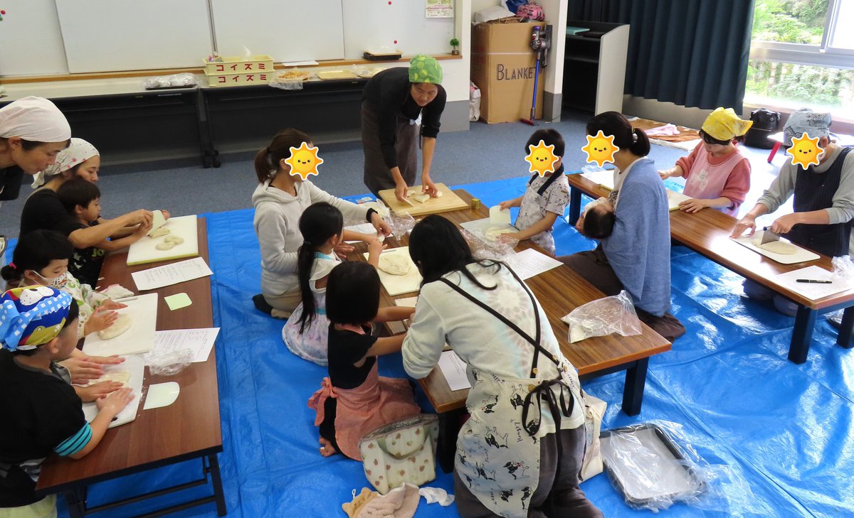 kannashakyo's tweet photo. 9月28���に子育てサロン『あそぼう会』を開催！今月は、講師をお呼びして「パン教室」を行いました。自分たちで形作ったパンが焼き上がると大興奮！モチモチとしたパンで、お昼に皆で美味しくいただきました✨

#神流町  #子育てサロン #子育て支援 #乳幼児 #未就学児 #パン教室 https://t.co/hqY9OkXd5T