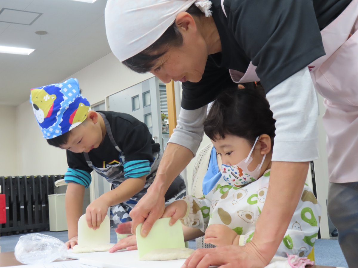 kannashakyo's tweet photo. 9月28���に子育てサロン『あそぼう会』を開催！今月は、講師をお呼びして「パン教室」を行いました。自分たちで形作ったパンが焼き上がると大興奮！モチモチとしたパンで、お昼に皆で美味しくいただきました✨

#神流町  #子育てサロン #子育て支援 #乳幼児 #未就学児 #パン教室 https://t.co/hqY9OkXd5T