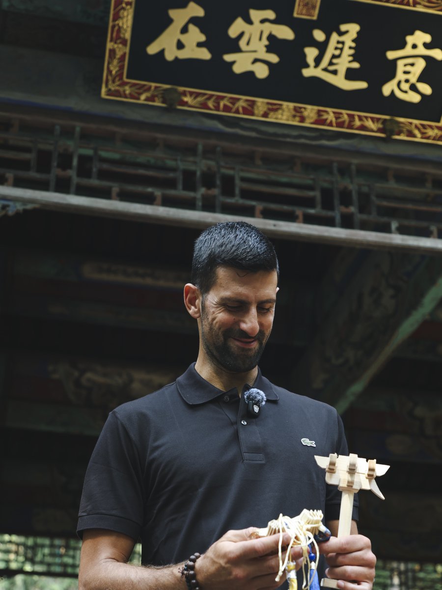 ChinaOpen's tweet photo. Meet @DjokerNole  at the Summer Palace🤩

Back at a familiar place, Djokovic found a little bit of “德” everywhere.

A gourd (hulu) , a folding fan, and a few unforgettable #ChinaOpen moments. https://t.co/Ov395P2Vai
