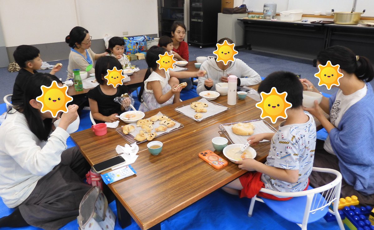 kannashakyo's tweet photo. 9月28���に子育てサロン『あそぼう会』を開催！今月は、講師をお呼びして「パン教室」を行いました。自分たちで形作ったパンが焼き上がると大興奮！モチモチとしたパンで、お昼に皆で美味しくいただきました✨

#神流町  #子育てサロン #子育て支援 #乳幼児 #未就学児 #パン教室 https://t.co/hqY9OkXd5T