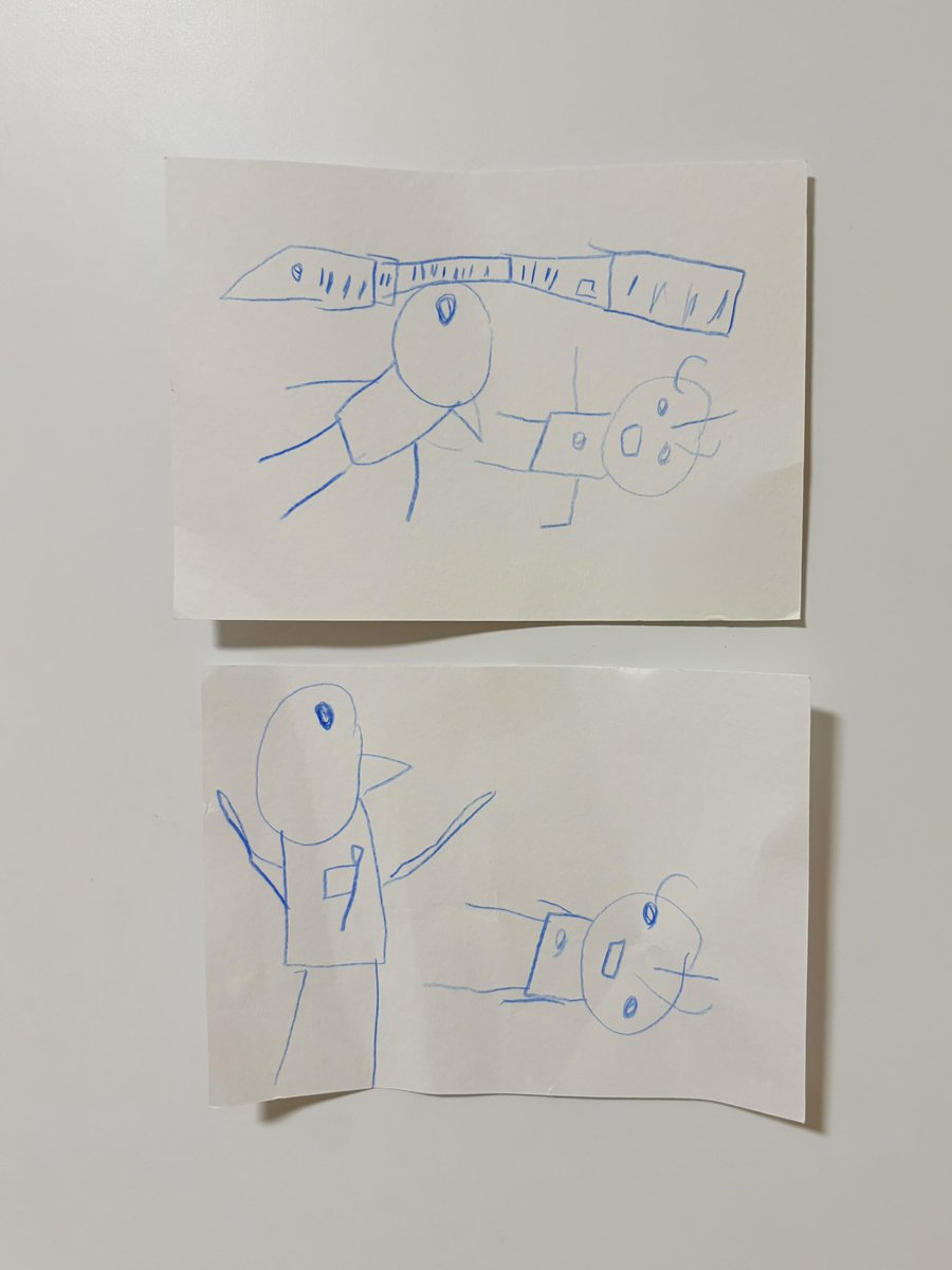paricono's tweet photo. 幼稚園から、昨日と同じ構図の絵をたくさん持ち帰ってきて笑った。

最後のは、「この向きにするとタロウがバードンを倒してるみたいに見えるね」と話したやつ。
どこか虚しそうな目だ。 https://t.co/IrpVPxo8jy