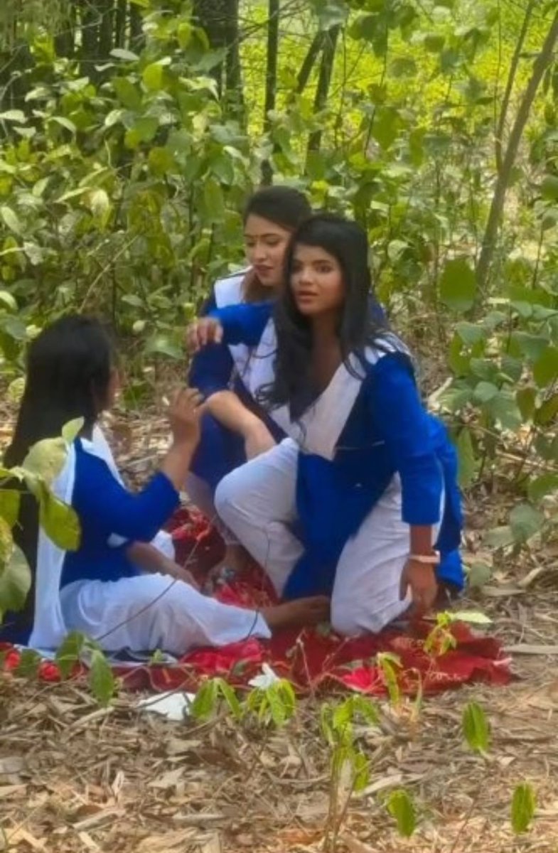 Noordanishraza's tweet photo. अश्लीलता की दुनिया में एक और नाम 😔

(खुशी यादव) 
खुशी यादव का इंस्टाग्राम में 1 मिलियन फॉलोअर्स है सिर्फ और सिर्फ पांच वीडियो बनाकर 

इसमें से जो भी वीडियो में दिखते हैं सभी स्कूल ड्रेस में ही वीडियो बनाते हैं 
और इतना गंदा वीडियो जिसे बोला भी नहीं जा सकता 

कुछ फॉलोअर्स पाने के लिए यह लड़कियां कुछ ज्यादा ही अश्लीलता फैला रही है 

इंस्टाग्राम में बच्चे बूढ़े हर तरह के लोग ऐसी वीडियो को देखते होंगे क्या मैसेज क्या सीख मिलता है उन लोगों को देखकर 

गांव में शहर में हर जगह यह एक बीमारी की तरह फैलते जा रही है और यह एक बहुत ही बुरी गंदगी है जो समाज में फैल रही है 

वीडियो को और भी पब्लिक Reaction Content के लिए साथ में कुछ लड़कियां गार्डिंग भी कर रही है ताकि वीडियो वायरल करके पैसे कमाए जाए 

क्या समाज के लिए ऐसी अश्लील वीडियो बनाना सही है दोस्तों?
