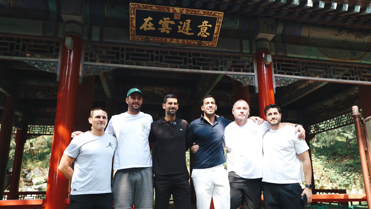 ChinaOpen's tweet photo. Meet @DjokerNole  at the Summer Palace🤩

Back at a familiar place, Djokovic found a little bit of “德” everywhere.

A gourd (hulu) , a folding fan, and a few unforgettable #ChinaOpen moments. https://t.co/Ov395P2Vai