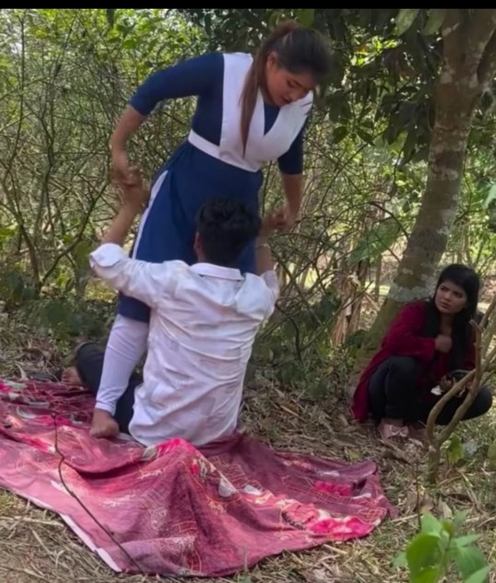 Noordanishraza's tweet photo. अश्लीलता की दुनिया में एक और नाम 😔

(खुशी यादव) 
खुशी यादव का इंस्टाग्राम में 1 मिलियन फॉलोअर्स है सिर्फ और सिर्फ पांच वीडियो बनाकर 

इसमें से जो भी वीडियो में दिखते हैं सभी स्कूल ड्रेस में ही वीडियो बनाते हैं 
और इतना गंदा वीडियो जिसे बोला भी नहीं जा सकता 

कुछ फॉलोअर्स पाने के लिए यह लड़कियां कुछ ज्यादा ही अश्लीलता फैला रही है 

इंस्टाग्राम में बच्चे बूढ़े हर तरह के लोग ऐसी वीडियो को देखते होंगे क्या मैसेज क्या सीख मिलता है उन लोगों को देखकर 

गांव में शहर में हर जगह यह एक बीमारी की तरह फैलते जा रही है और यह एक बहुत ही बुरी गंदगी है जो समाज में फैल रही है 

वीडियो को और भी पब्लिक Reaction Content के लिए साथ में कुछ लड़कियां गार्डिंग भी कर रही है ताकि वीडियो वायरल करके पैसे कमाए जाए 

क्या समाज के लिए ऐसी अश्लील वीडियो बनाना सही है दोस्तों?