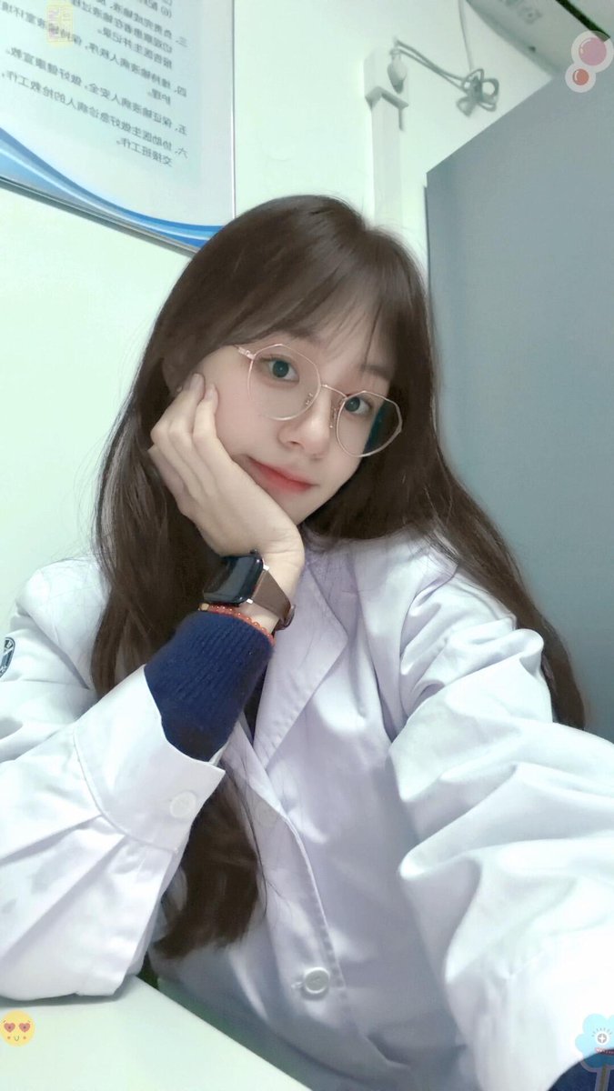 JuliaMitchirnf's tweet photo. 95后｜已婚｜护士 🎀  
这里是一个不太敢在朋友圈发牢骚的小树洞。 
工作有点累，生活偶尔烦，偶尔也想找个地方说说话。
此生固短，仿佛一场梦，所以，开心一点，松弛一点，凡事不要太上心。
希望在这里认识一些有趣、真诚、同频的人。 
#护士 #反差 #新人 https://t.co/eZt6u4yOmM
