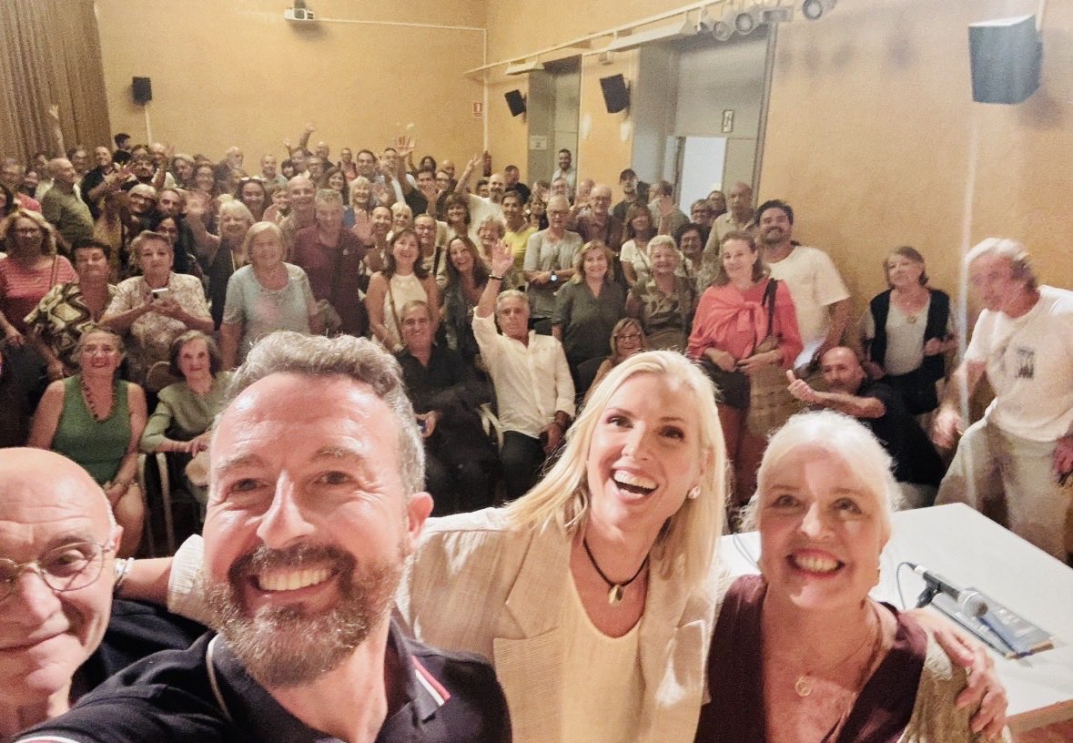 pascualroger1's tweet photo. Encara en un núvol! Gràcies a les 125 persones que vau venir ahir a la presentació del llibre 'La Plata: el bar de Barcelona' i vau deixar petita la sala gran del Pati Llimona.I un agraïment especial per a la presentadora, @juditmasco, top en tot el que fa.Llarga vida a La Plata! https://t.co/wWNbJgGqZl