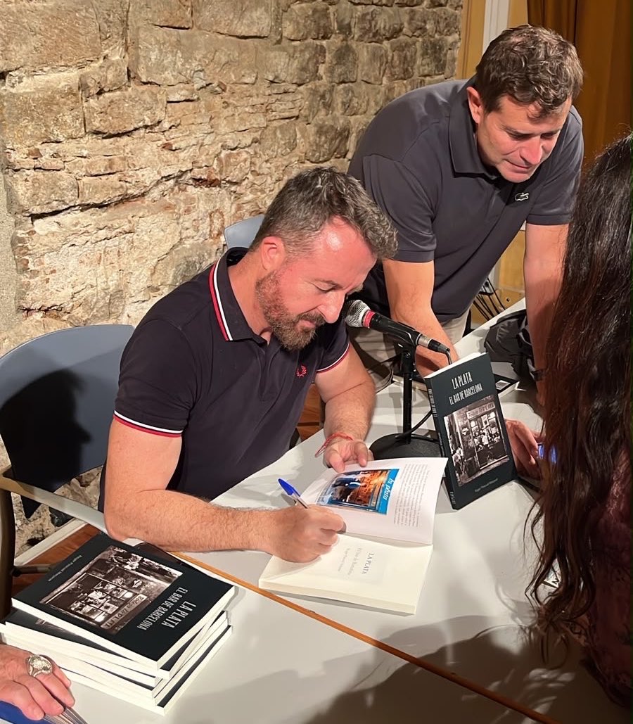 pascualroger1's tweet photo. Encara en un núvol! Gràcies a les 125 persones que vau venir ahir a la presentació del llibre 'La Plata: el bar de Barcelona' i vau deixar petita la sala gran del Pati Llimona.I un agraïment especial per a la presentadora, @juditmasco, top en tot el que fa.Llarga vida a La Plata! https://t.co/wWNbJgGqZl
